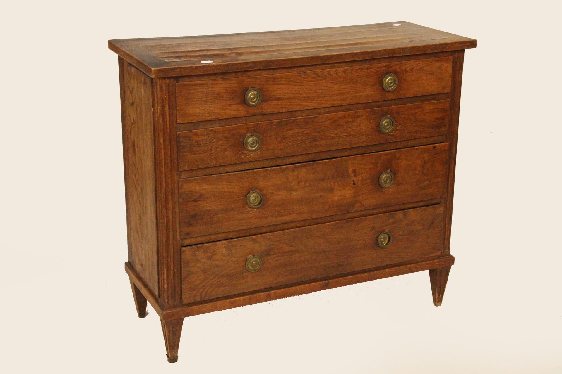 Null 一件路易十六风格的橡木家具，有四个抽屉。