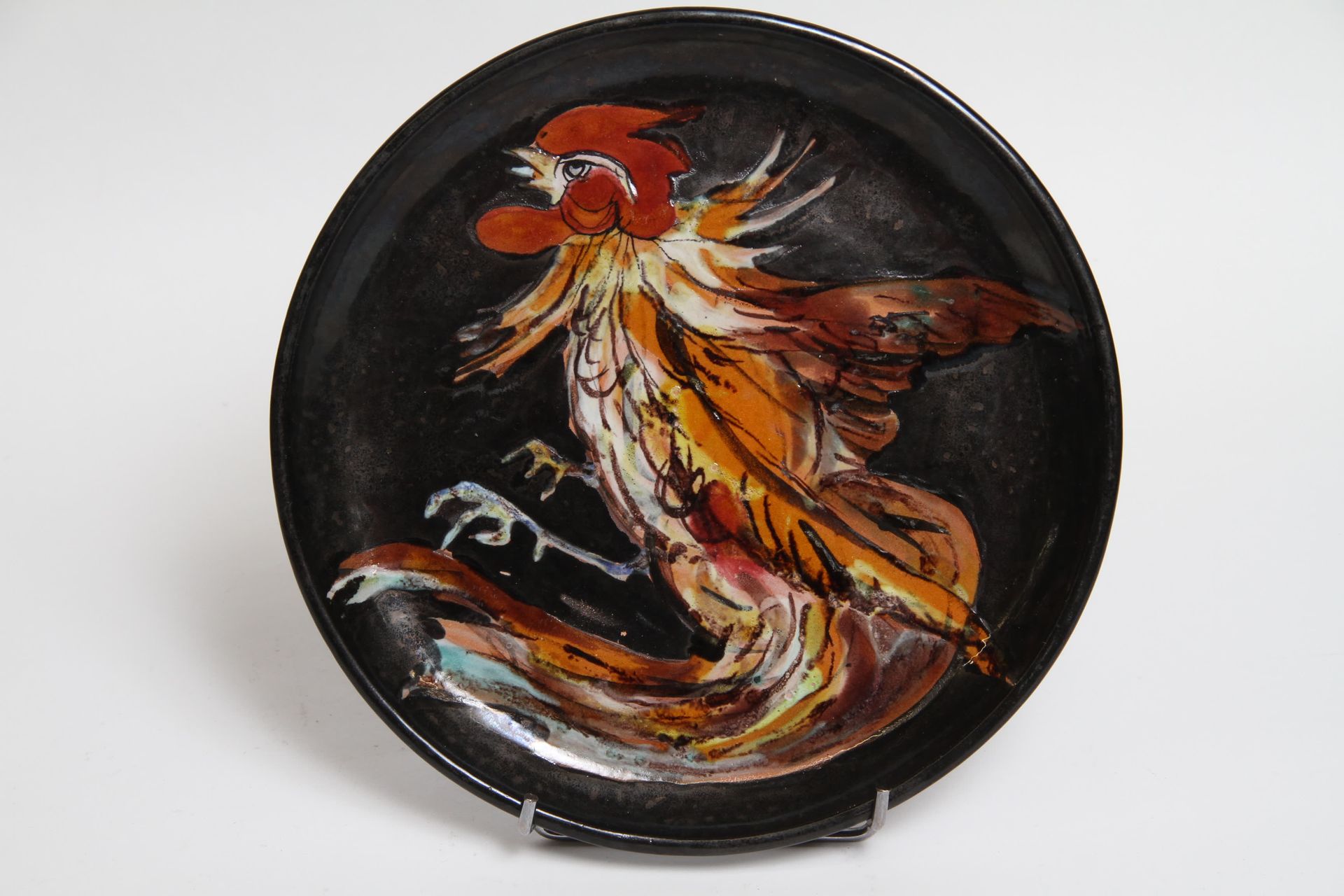 Null 特里斯克尔。公鸡装饰的陶器盘。(D 24cm)。