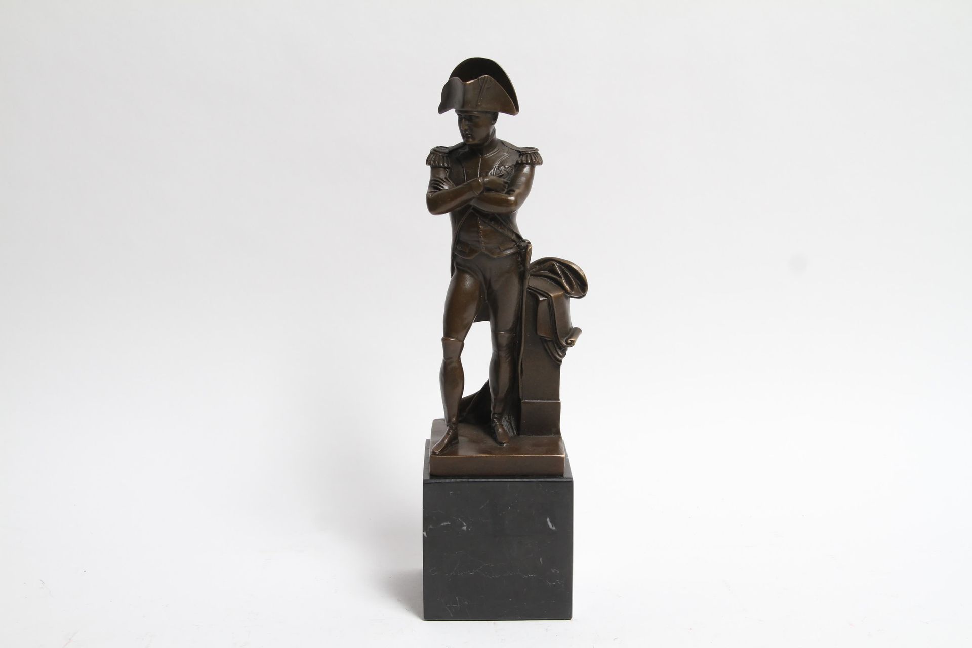 Null STATUTE OF NAPOLEON IN BRONZE XXth on a black marble base, H 21 cm