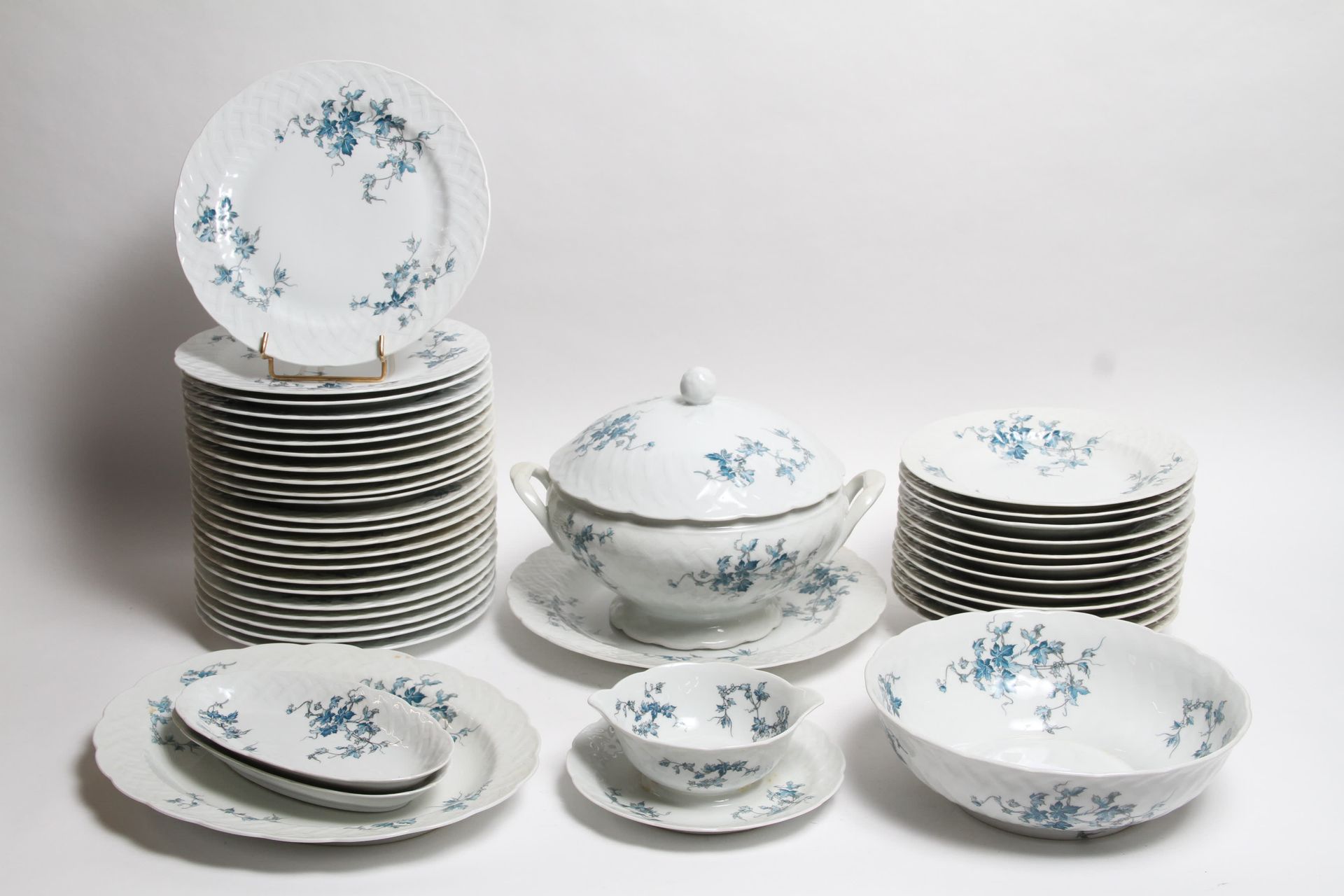Null BERNARDAUD一套瓷器晚餐服务，圣桑模式，包括23个餐盘，12个汤盘，两个服务盘，两个馄饨，一个酱船，一个汤锅和一个沙拉碗