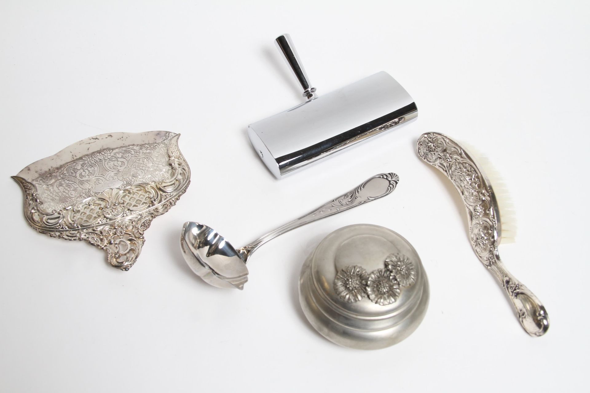 Null 银色金属套装，包括面包屑收集器、刷子、盒子和冲水勺