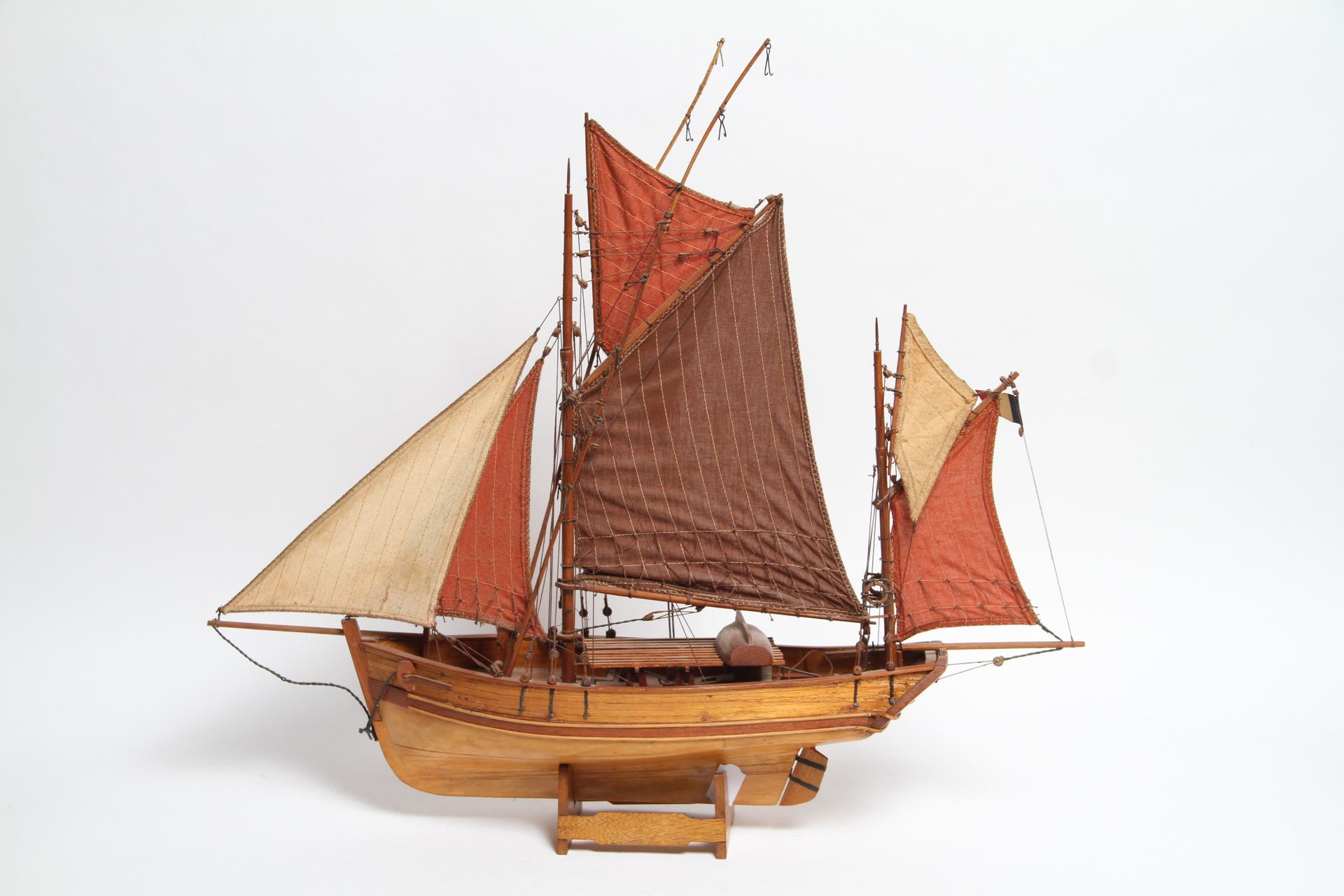 Null WOODEN MAQUETTE OF THREE-MATTLE BOATS, H 50 x 60 cm