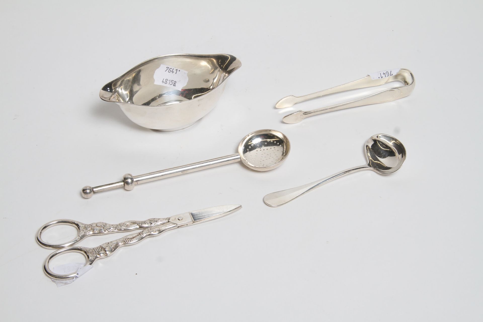 Null 银色金属的小锅、勺子、糖钳、茶漏和葡萄剪刀