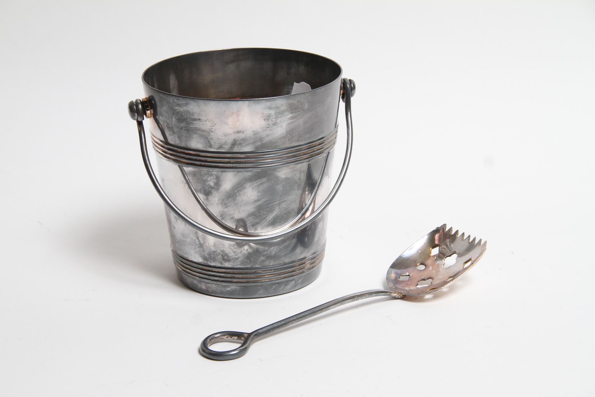Null ICE BUCKET AND ITS SILVER METAL SPOON