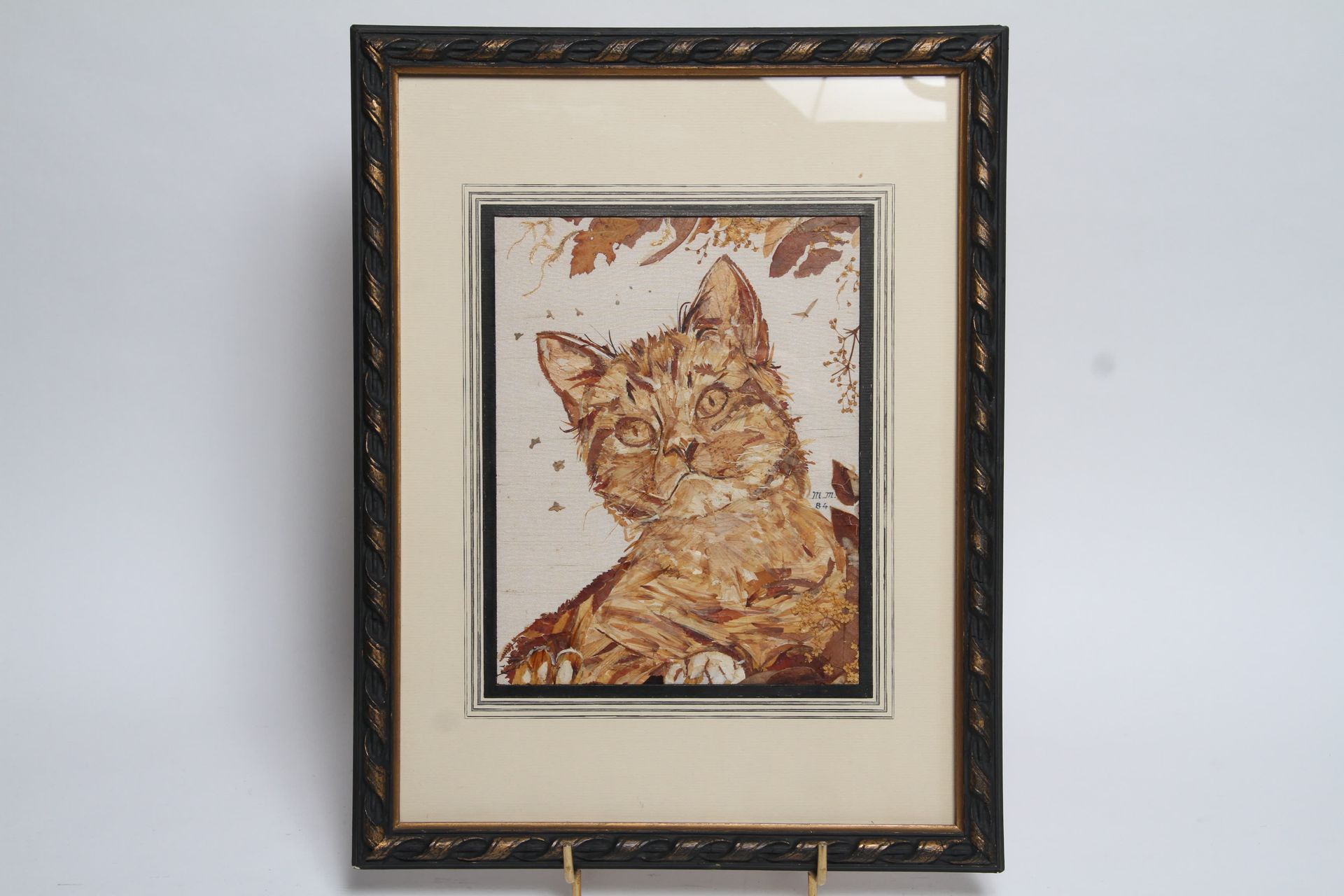 Null 帆布上的植物材料拼贴，代表着一个纪念性的猫咪和日期84，24 x 19厘米，带视图