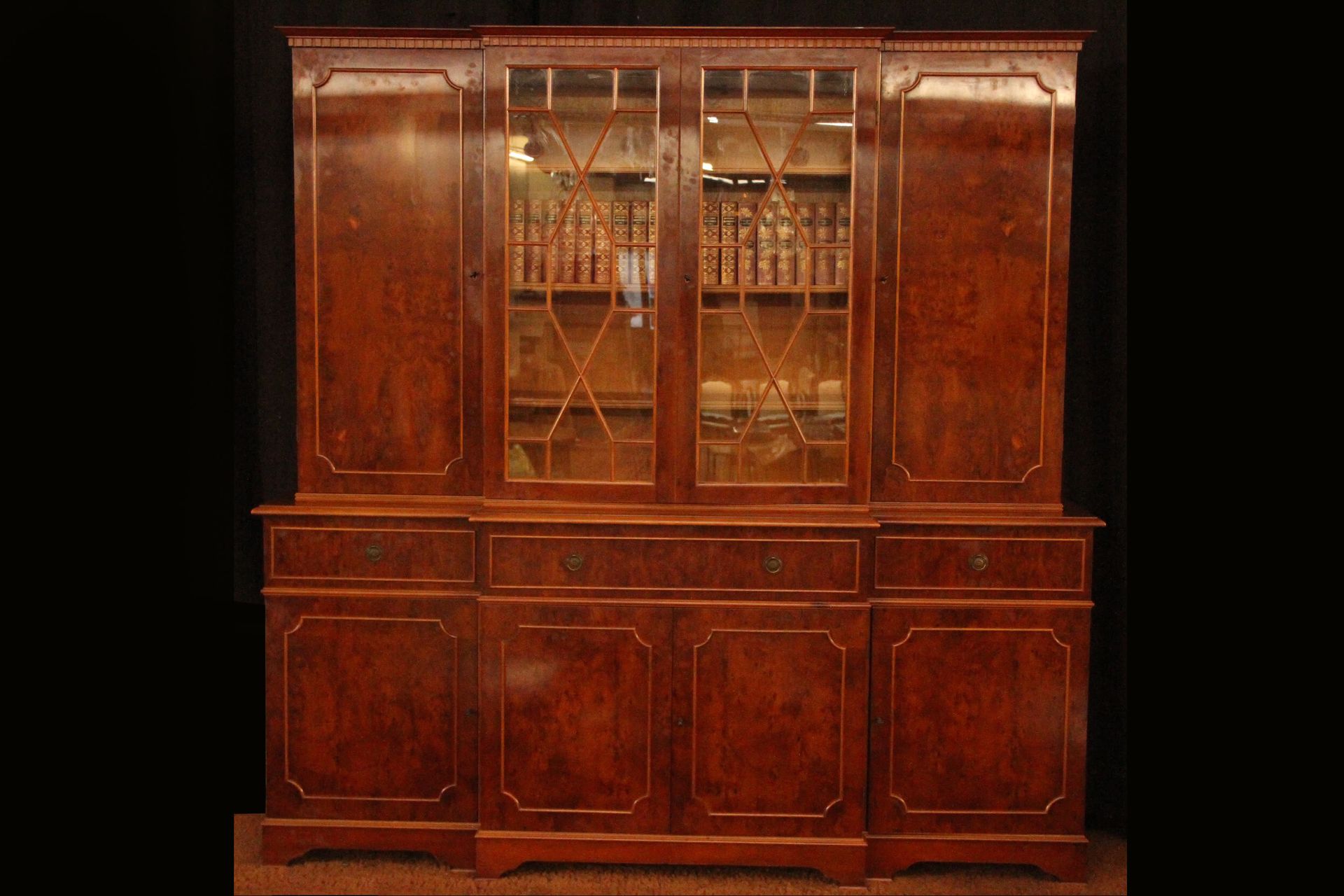 Null 英国书柜，形成一个书桌，底部有四扇实心门，顶部有两扇实心门和两扇玻璃门，榆木毛边饰面。