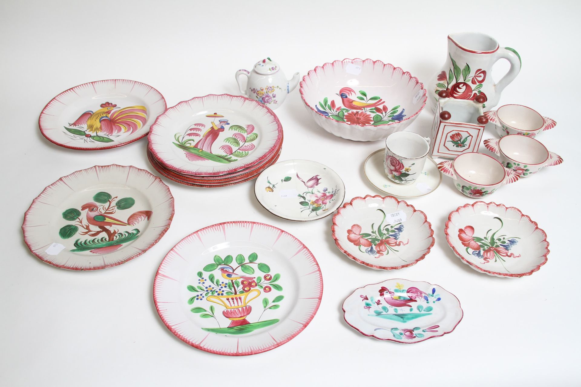Null 一批东方陶器，包括盘子，水壶，沙拉碗，小碗，和杂物。