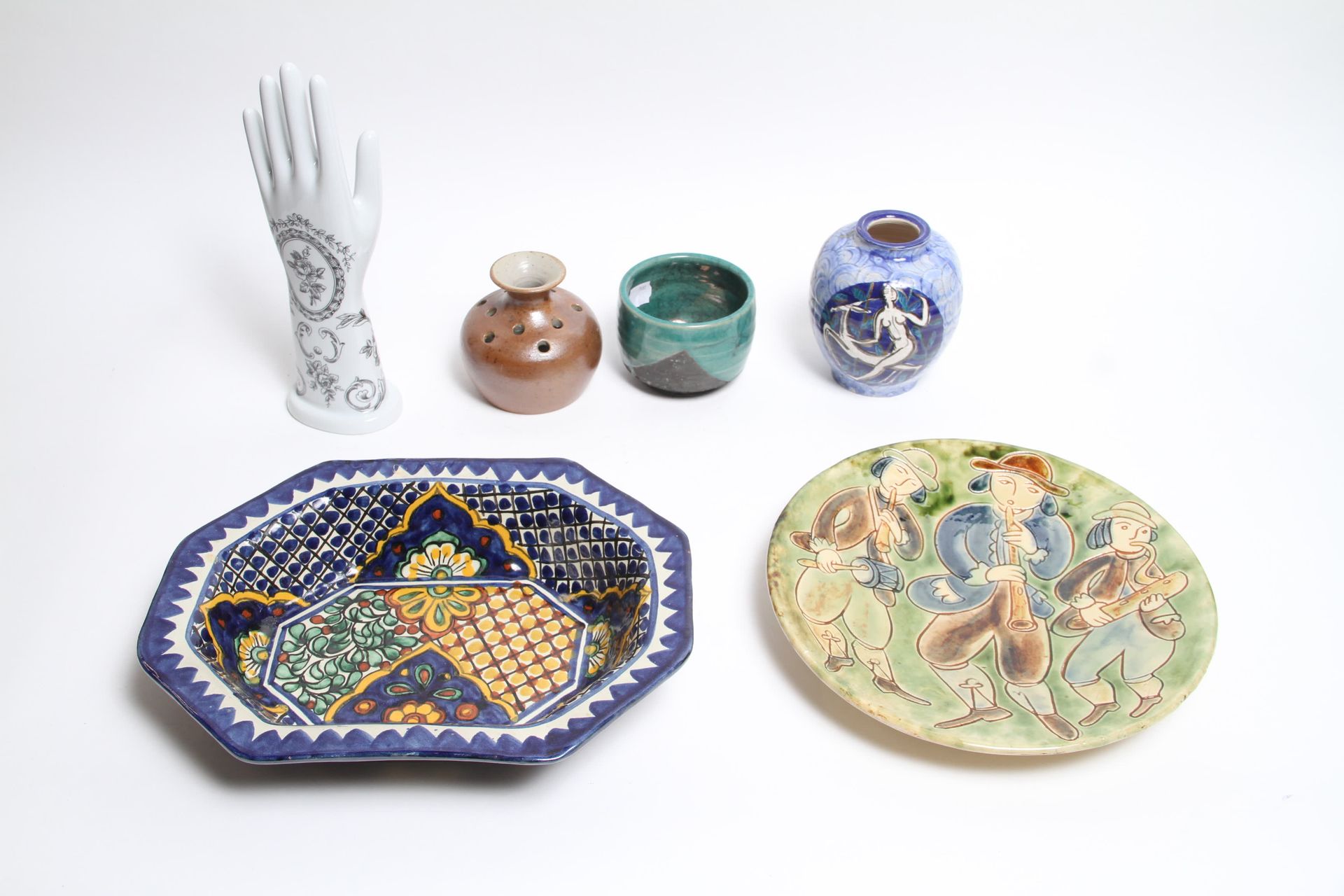 Null 拍品包括巴黎瓷器的手、盘、碟和三个Gres花瓶