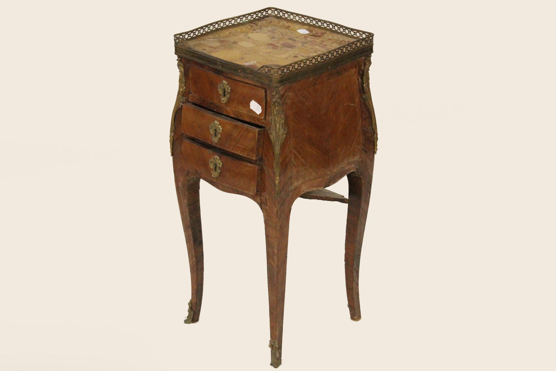 Null 路易十五风格的紫檀木和紫檀木镶嵌的三抽屉chiffoniere桌，带阿勒颇大理石桌面（事故和丢失）