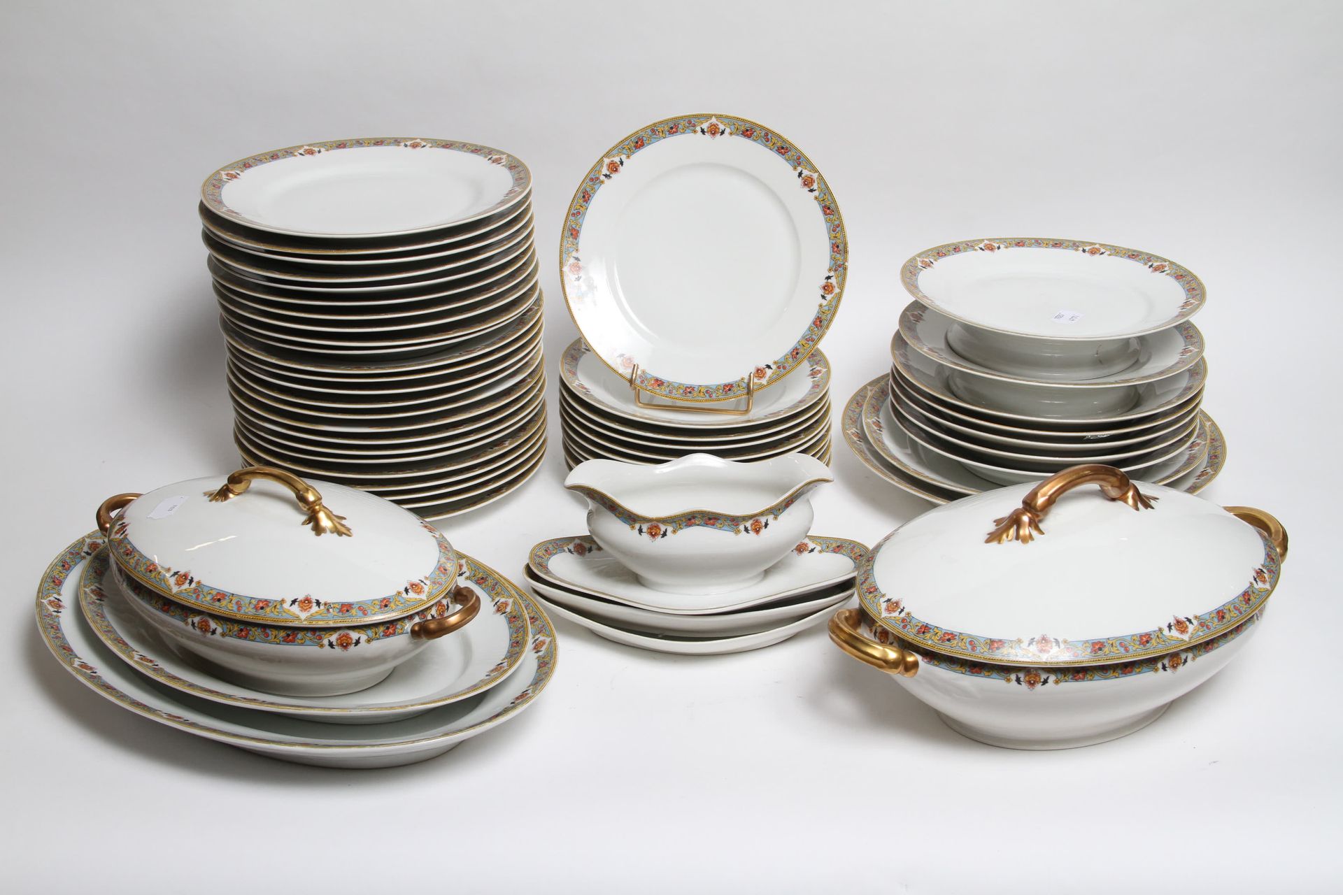 Null 利摩日瓷器晚餐服务的一部分，包括24个餐盘，5个汤盘，2个甜菜盘，2个圆盘，11个甜点盘，2个馄饨，1个酱船，2个椭圆盘，1个蔬菜盘和1个汤锅