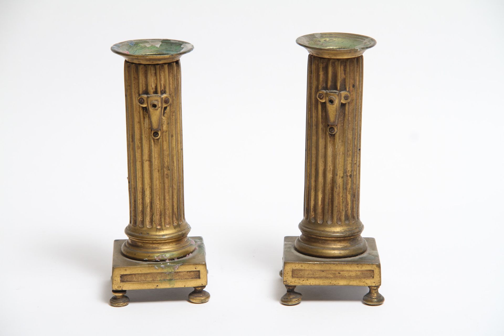 Null PAIR OF CANDLES WITH SQUARE BASES IN GOLDEN BRONZE, H 16.5 cm