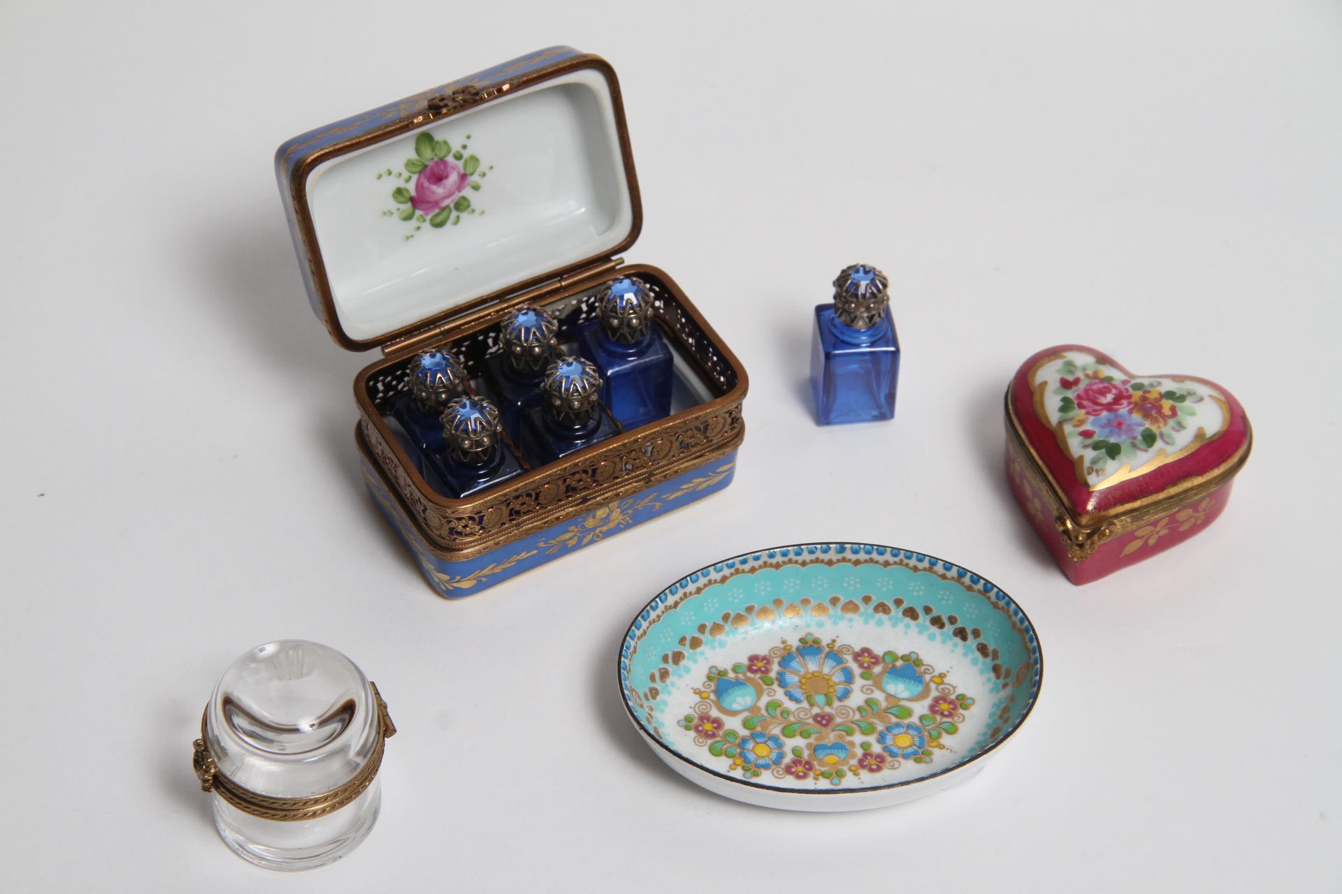 Null LOT INCLUDING A PERFUME CELLAR, TWO PILL BOXES AND AN ENAMEL POUCH