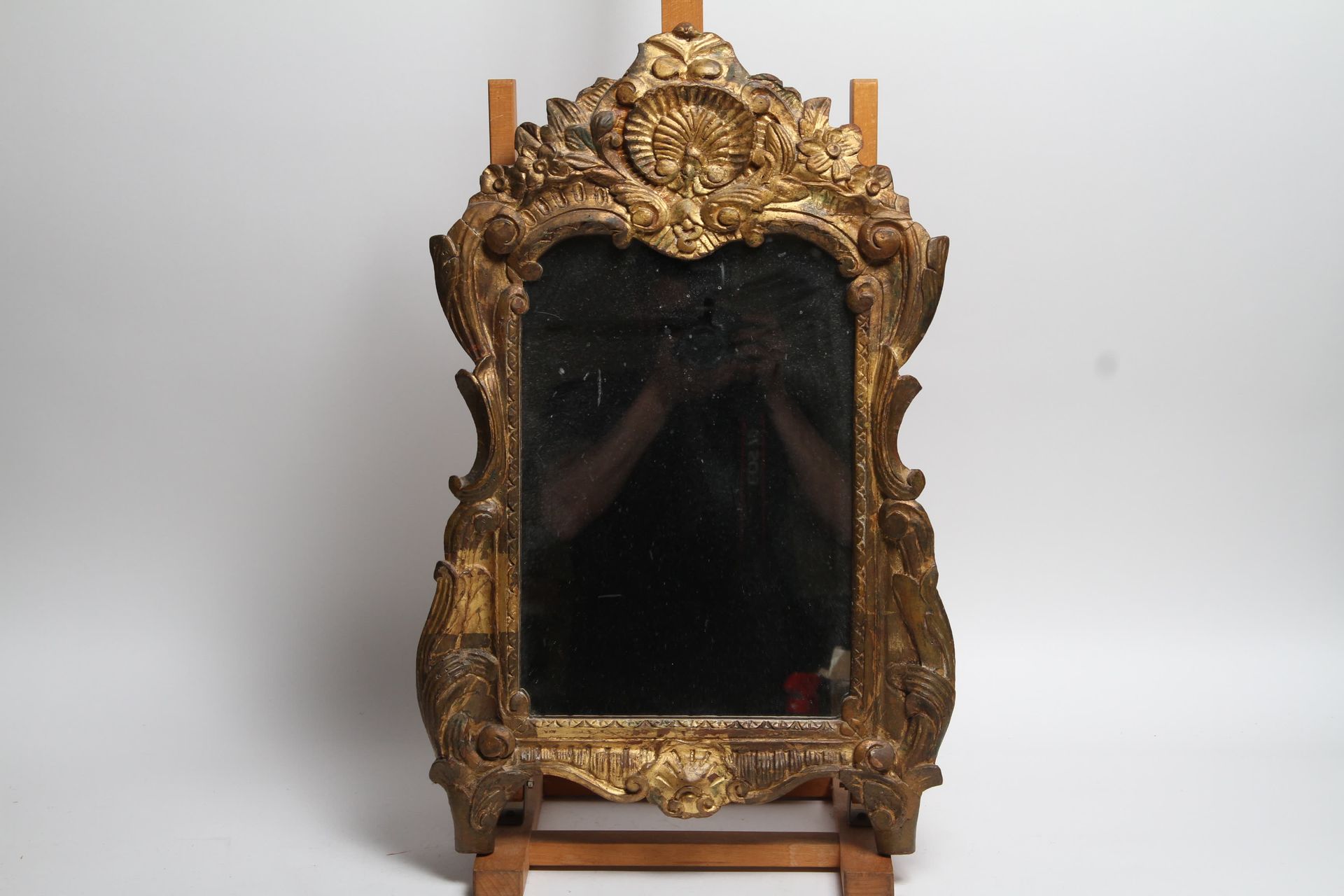 Null ESPEJO DE ESTILO LOUIS XV EN MADERA Y ESTUCHE DORADO, 64 x 42 cm