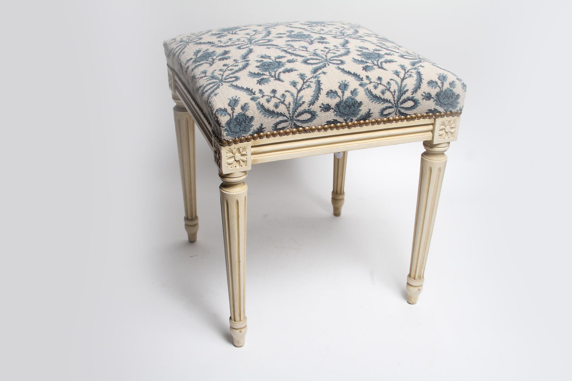 Null TABOURET EN BOIS LAQUE DE STYLE LOUIS XVI.