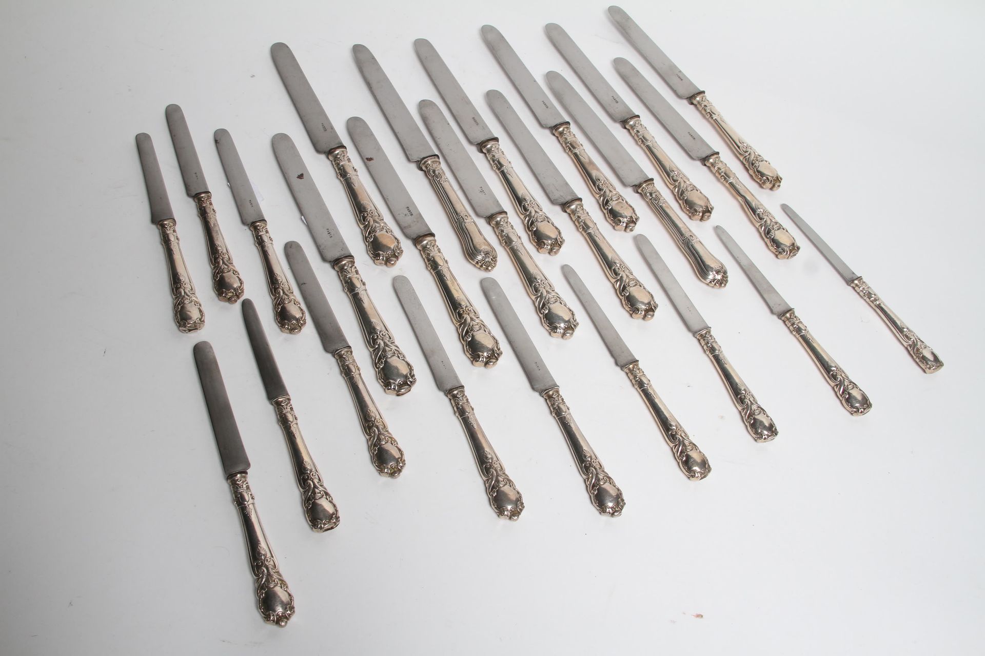 Null TWELVE LARGE KNIVES AND TWELVE CHEESE KNIVES LPH PERIOD, SILVER HANDLE, STE&hellip;