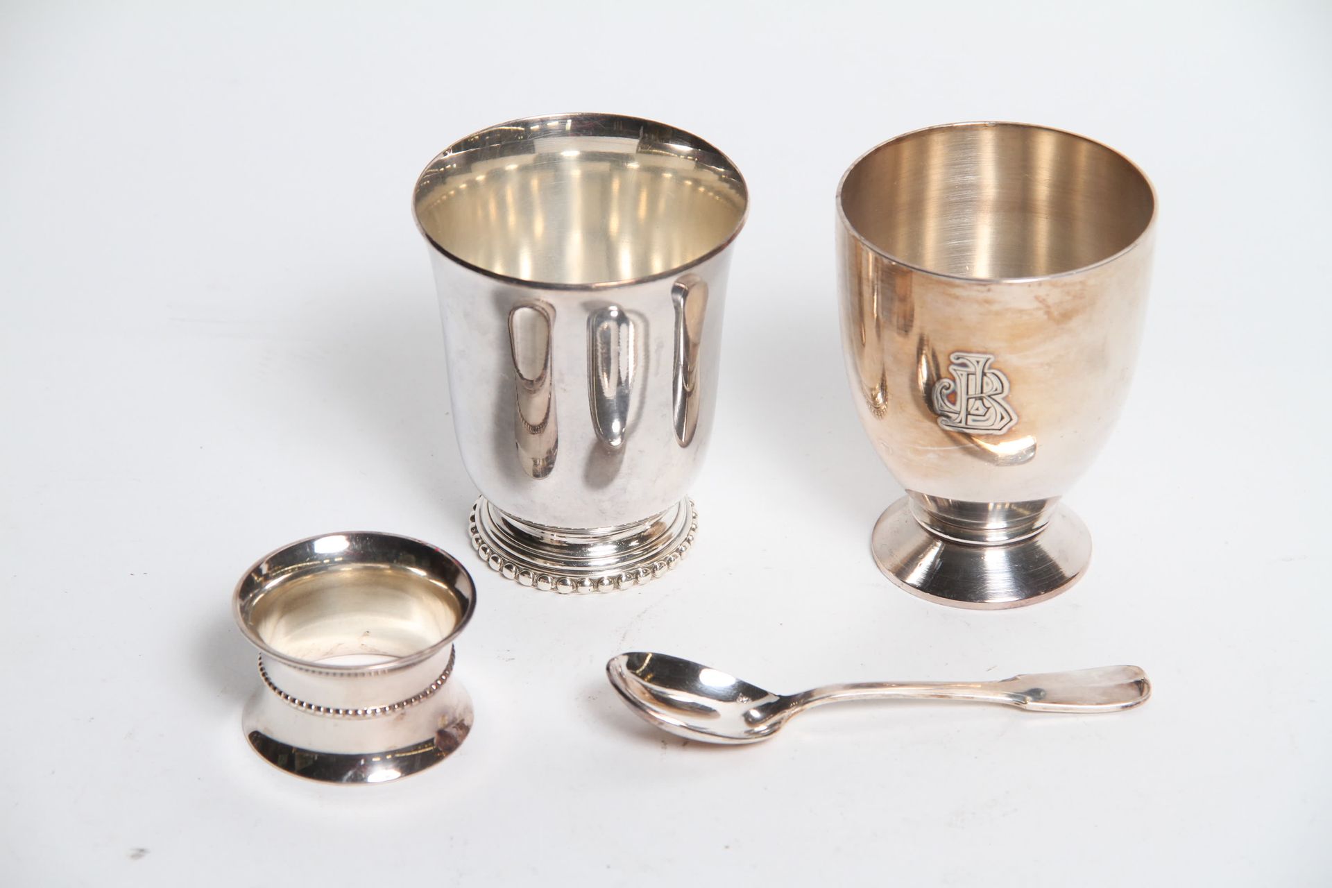 Null 两个银质金属水壶，其中一个是Christofle和一个餐巾环