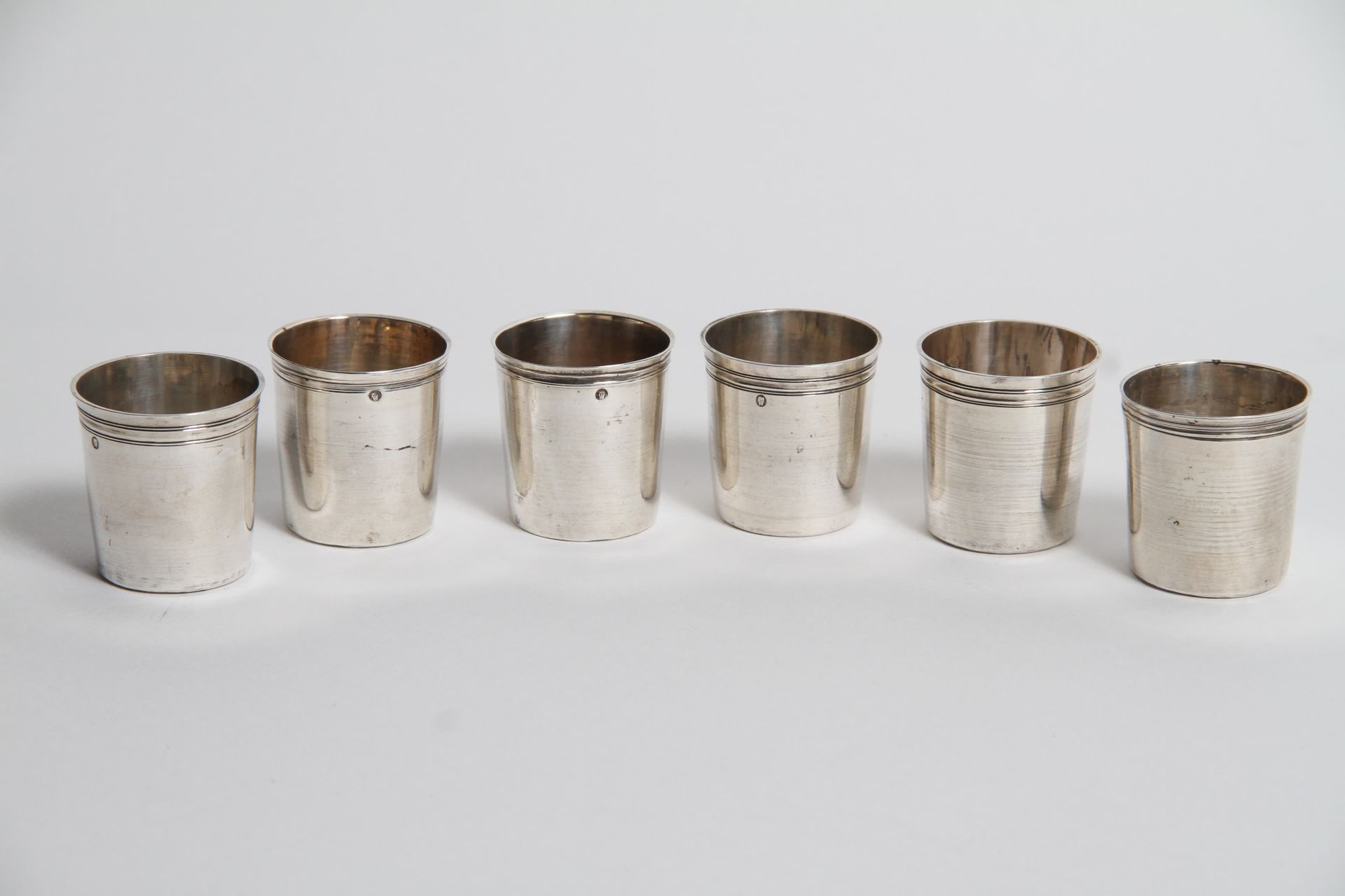 Null 六个装酒的高脚杯。银制，带公鸡标志，巴黎1798年1809年。Denis Colombier Goldsmith .(96 grs)