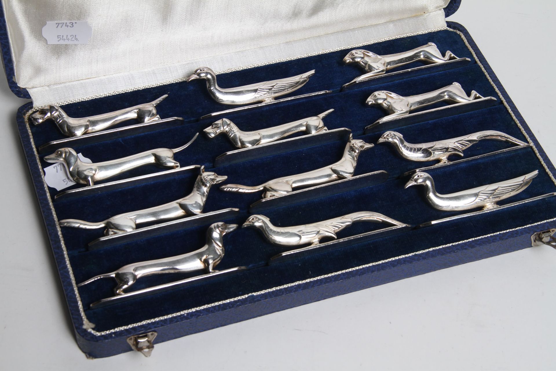Null APOLLO, TWELVE KNIFE HOLDERS DECORATED WITH ANIMALS IN SILVER METAL