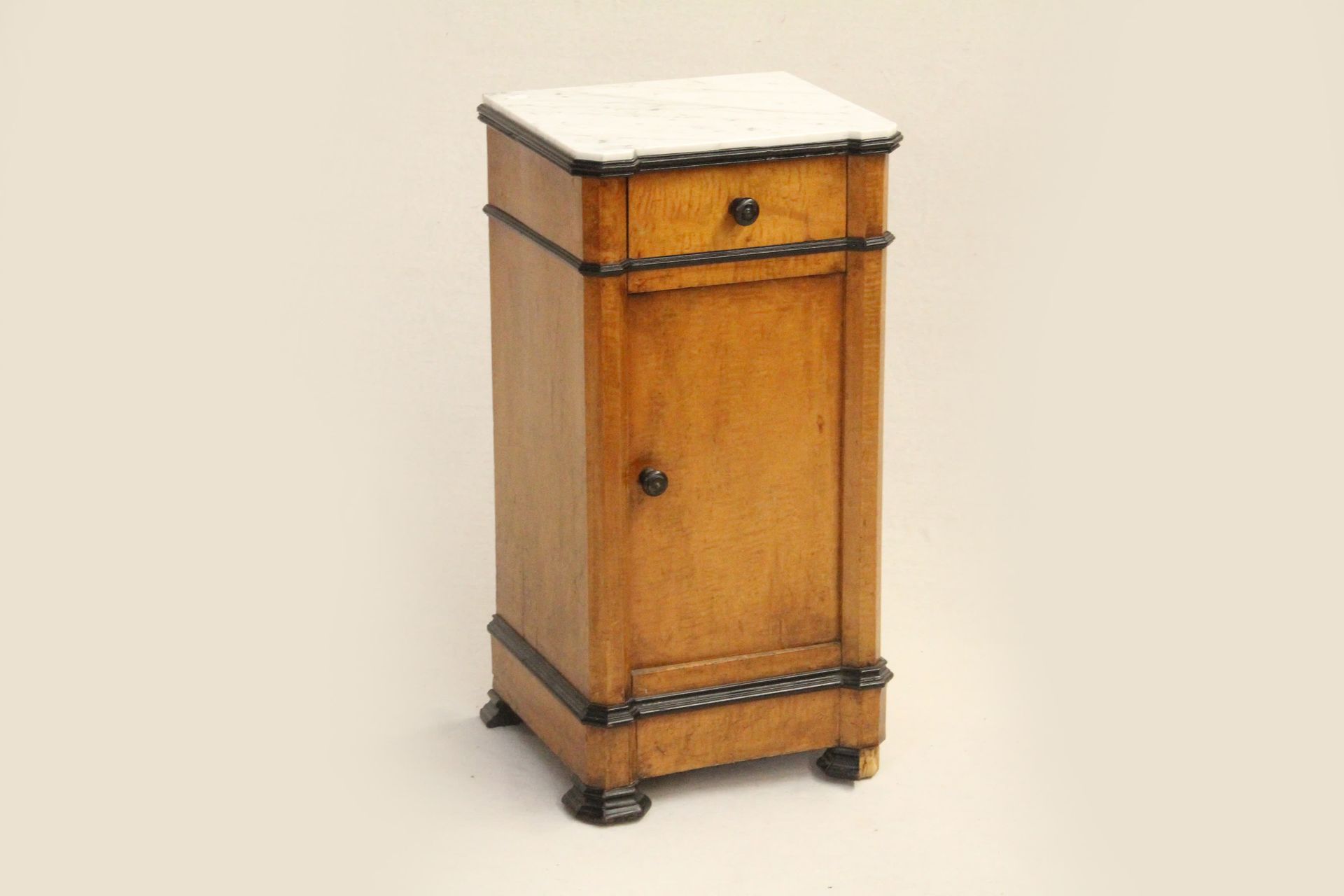 Null 枫木饰面和发黑的木质床头柜，白色大理石桌面。 拿破仑三世时期。