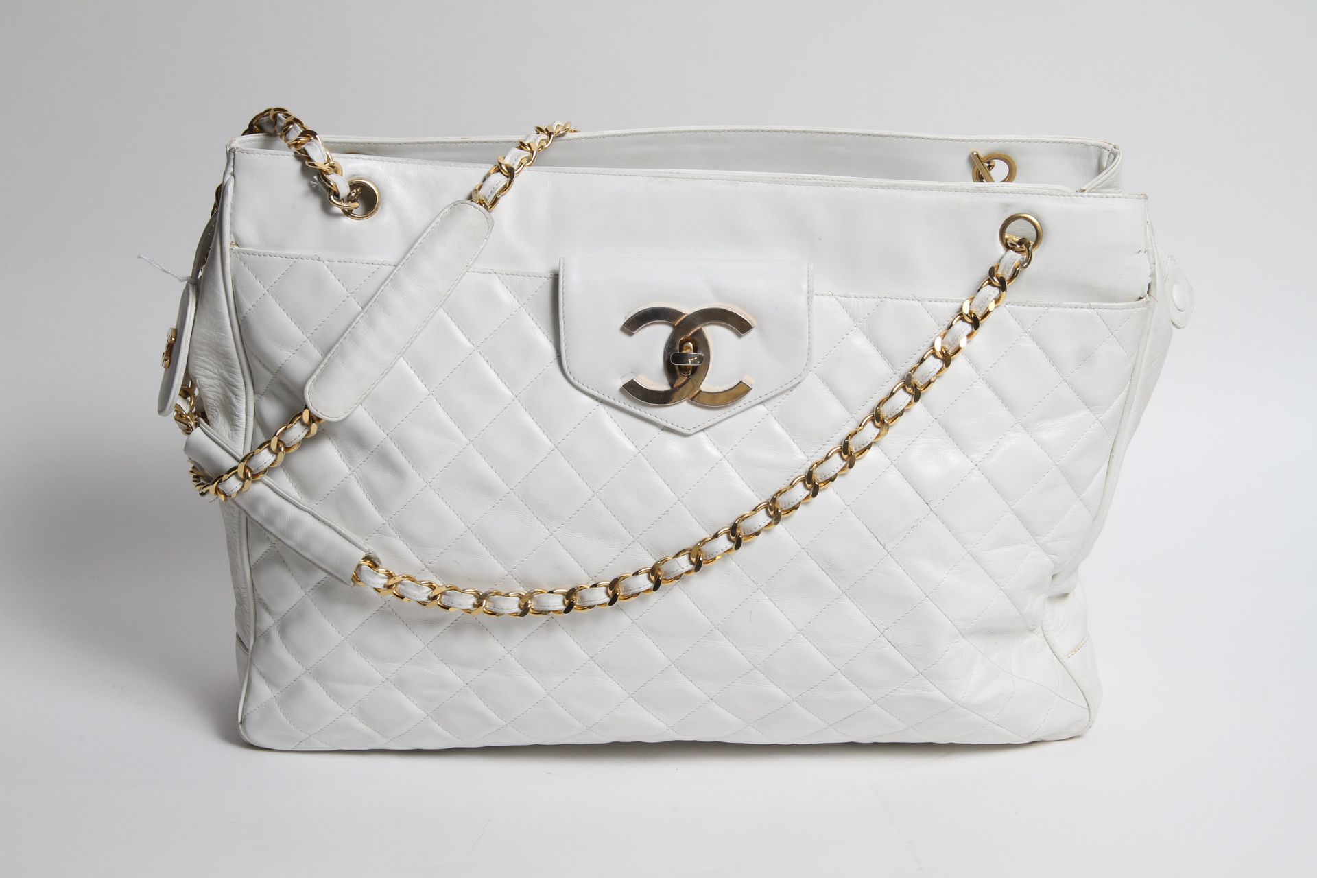 CHANEL, BAG IN WHITE MATTRESS LEATHER, GOLDEN CHAIN AND …