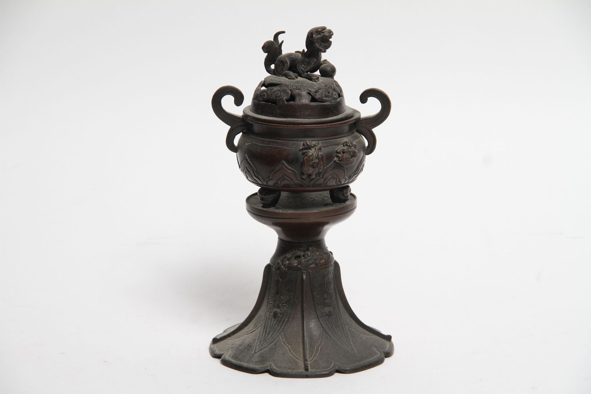 Null 瓷器。香水瓶和它的底座是铜制的，上面有福狗的装饰。高22厘米。
