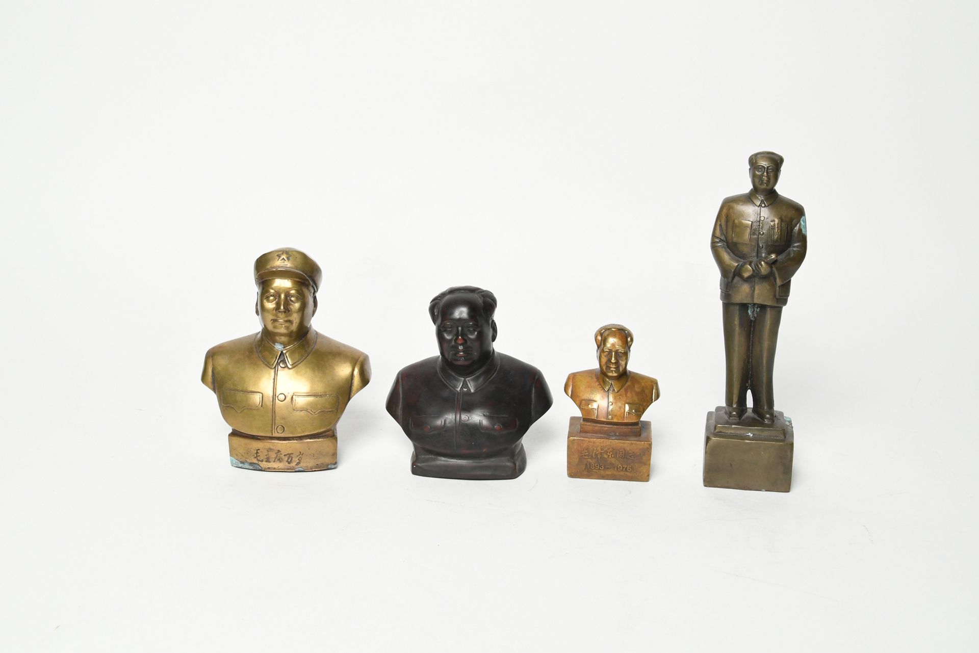Null CHINA XXth FOUR STATUETTES OF MAO ZEDONG IN WOOD AND BRASS
