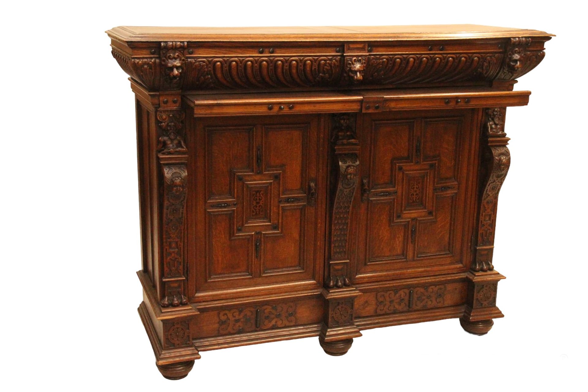 Null SIDEBOARD IN CARVED OAK OF GERMAN RENAISSANCE STYLE. IT OPENS WITH A LARGE &hellip;