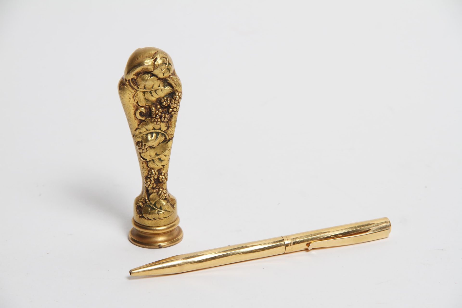Null Waterman A gold-plated metal ballpoint pen. A gilt bronze seal is included.