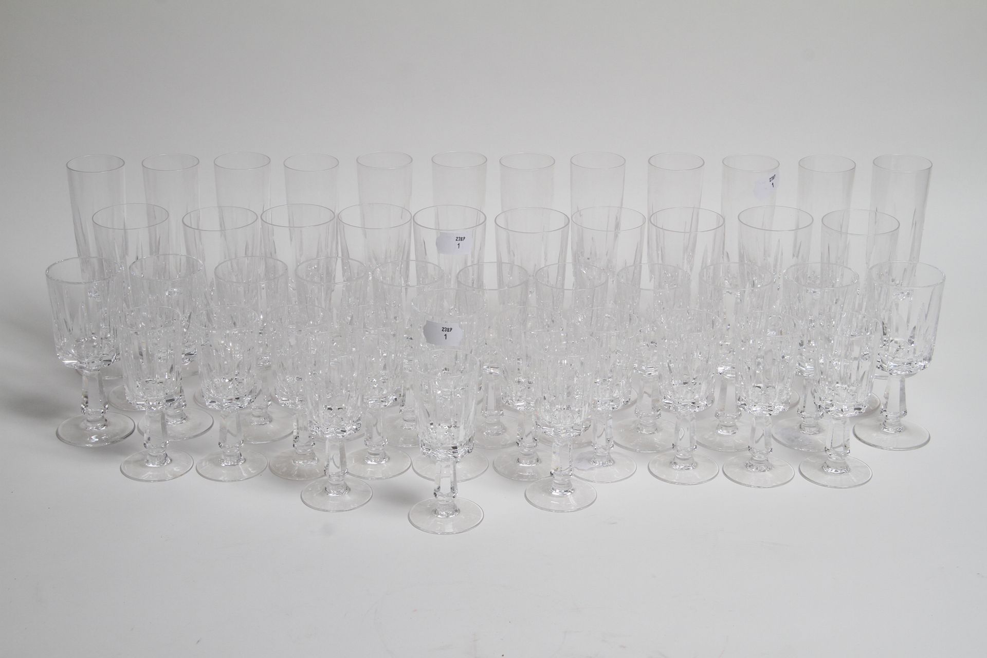 Null SÈVRES, partie de service de verres en cristal comprenant douze flûtes a ch&hellip;