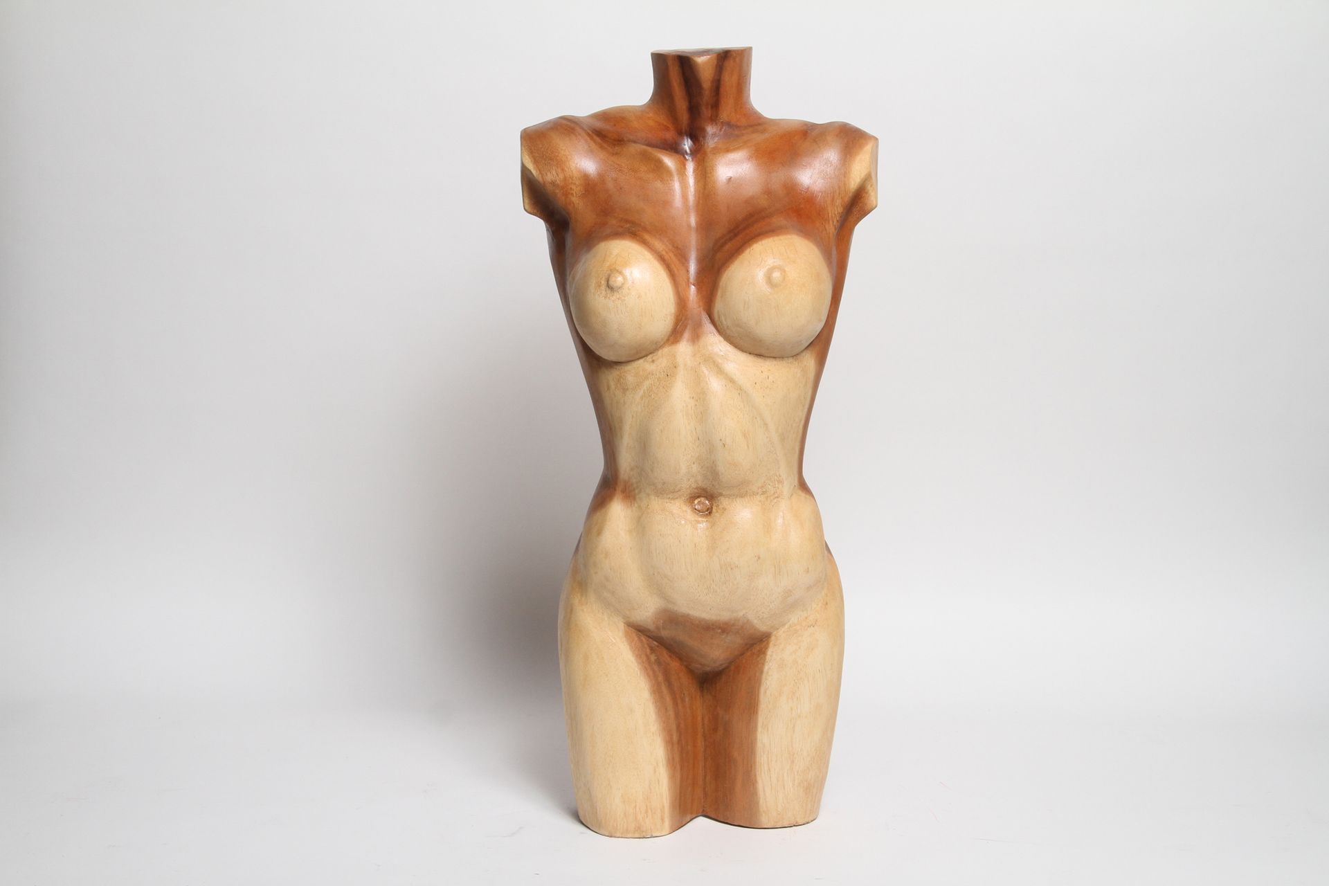 Null Sculpture en bois exotique. Torse de femme. H 59 cm.