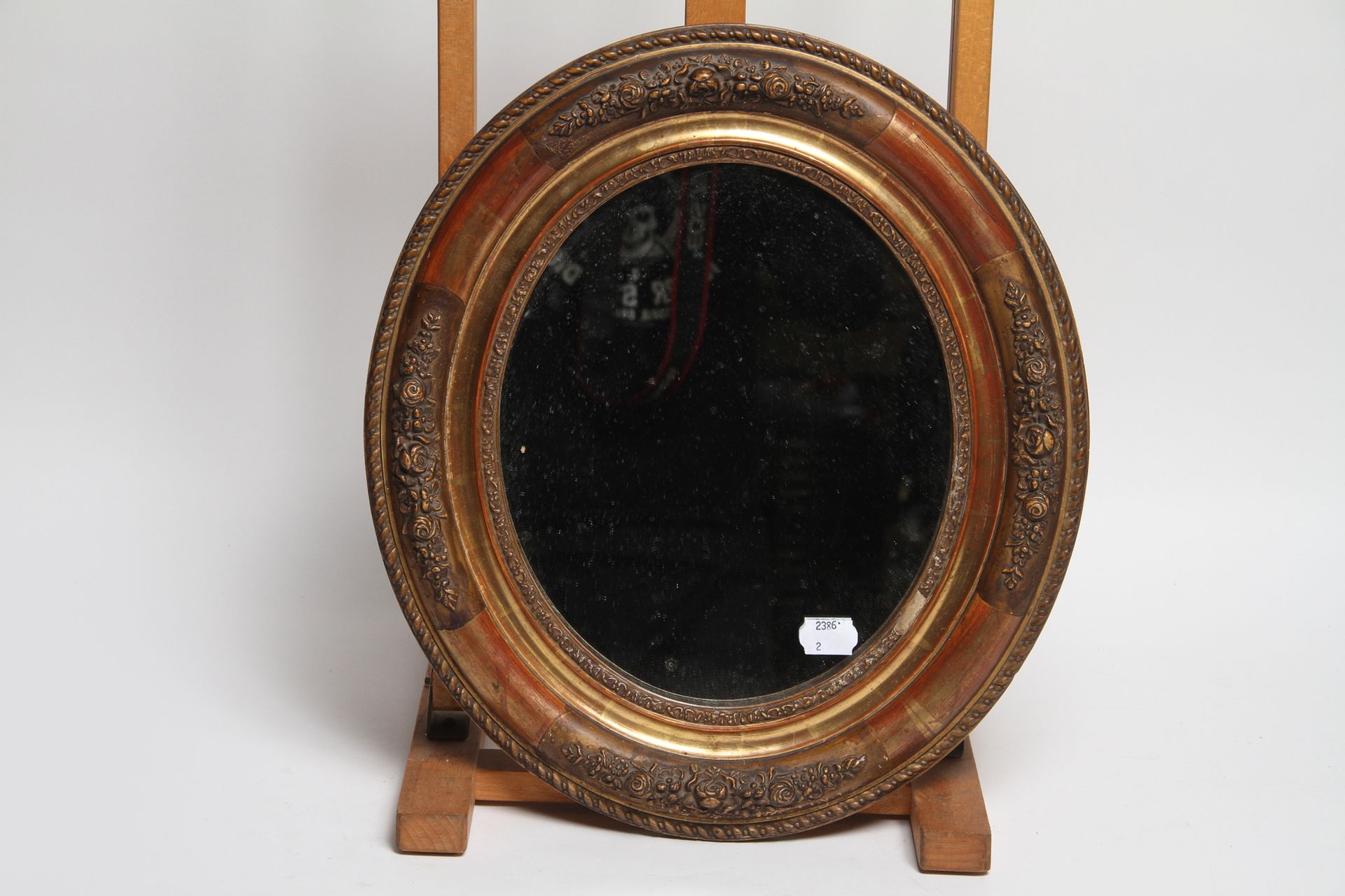 Null Miroir ovale en bois et stuc doré d’époque N III. H 45 cm.