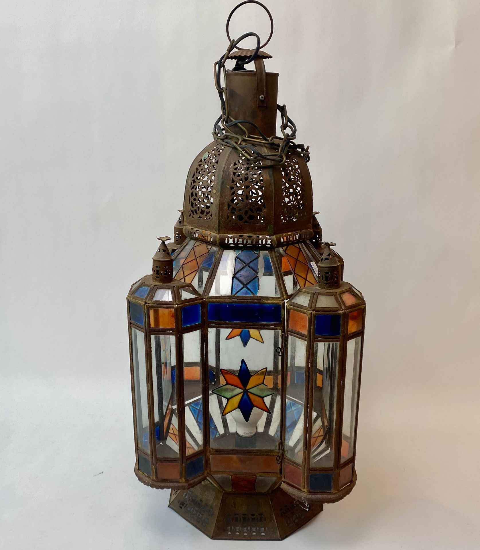 Null Gran farol marroquí, siglo XX, metal y vidrio, h. 85 cm [alteraciones].