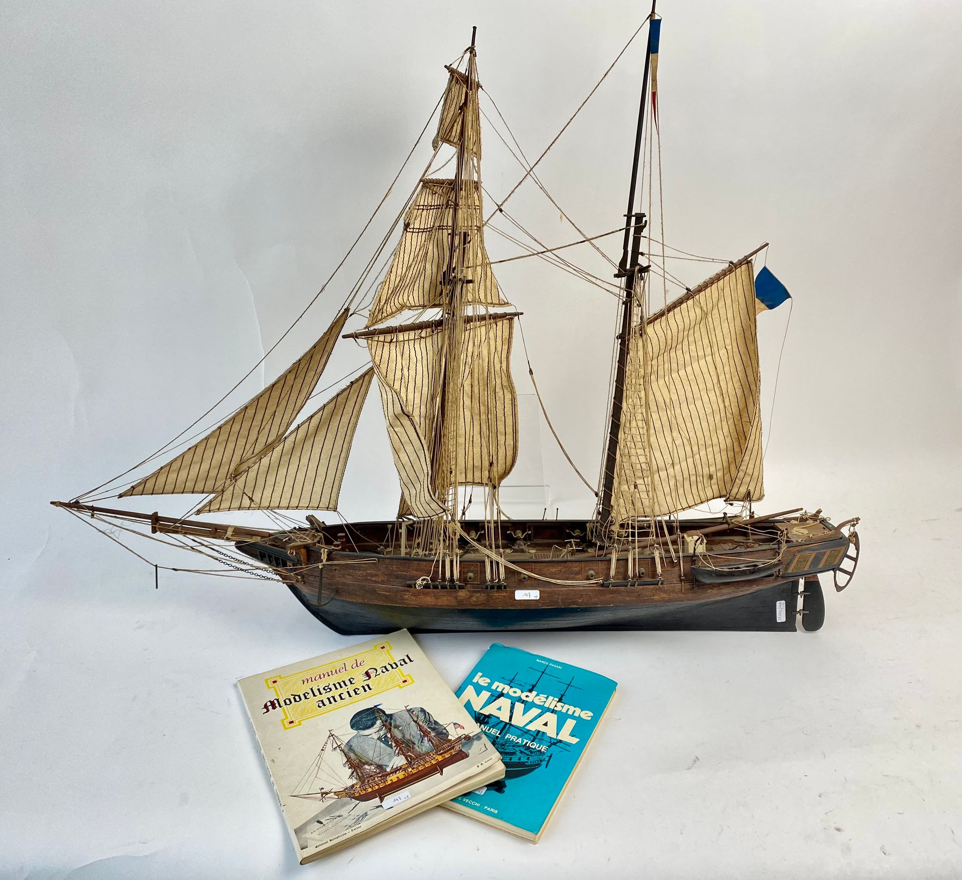 Maqueta de barco de madera, l. 88 cm [tal cual]; se incl…