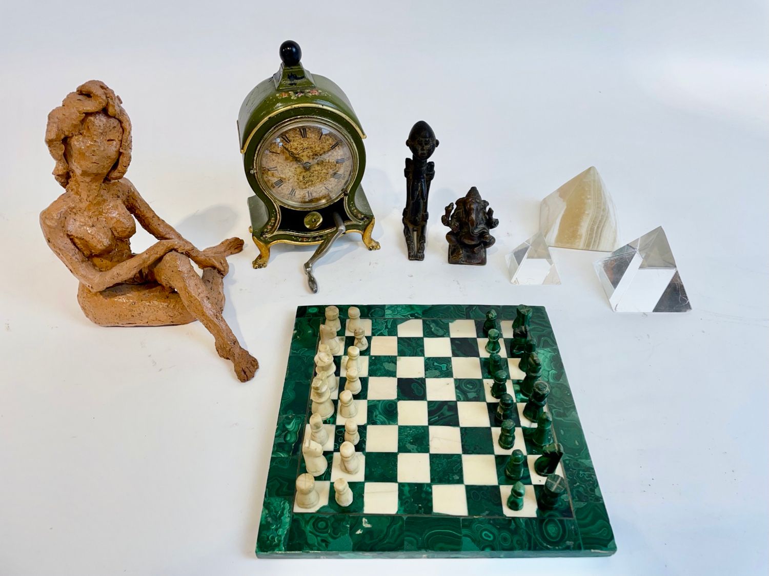 Null 一批奇珍异宝，八件（国际象棋，金字塔[破损]，时钟[损坏]及其上弦器和雕像，包括Ganesh和非洲的铜制人物）。