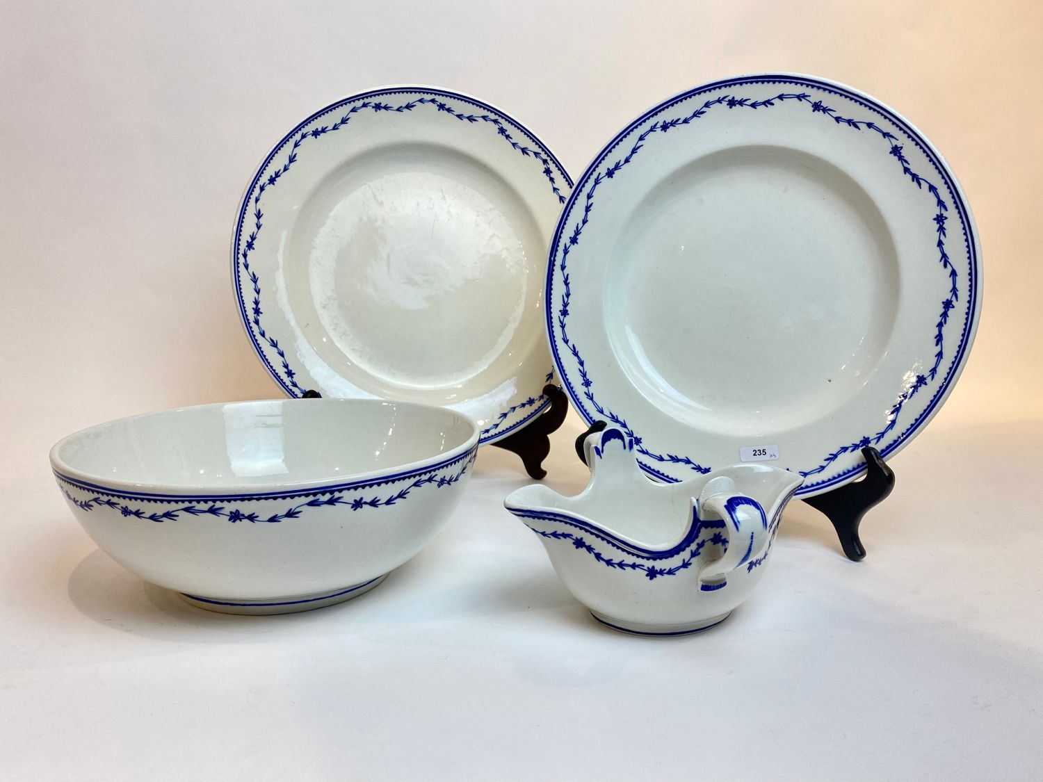 TOURNAI 一套包括一个沙拉碗，两个浅盘和一个酱缸，蓝色釉下月桂装饰，19世纪，软膏瓷，长24.5-31.5厘米，宽18厘米[酱缸有缺口和裂缝]。