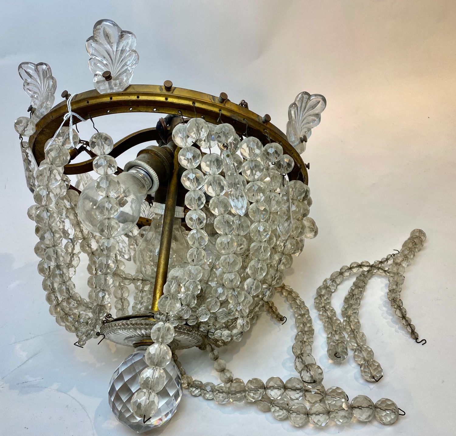 Null Lustre de vestibule dit sac-à-perles à trois feux, début XXe, bronze et ver&hellip;