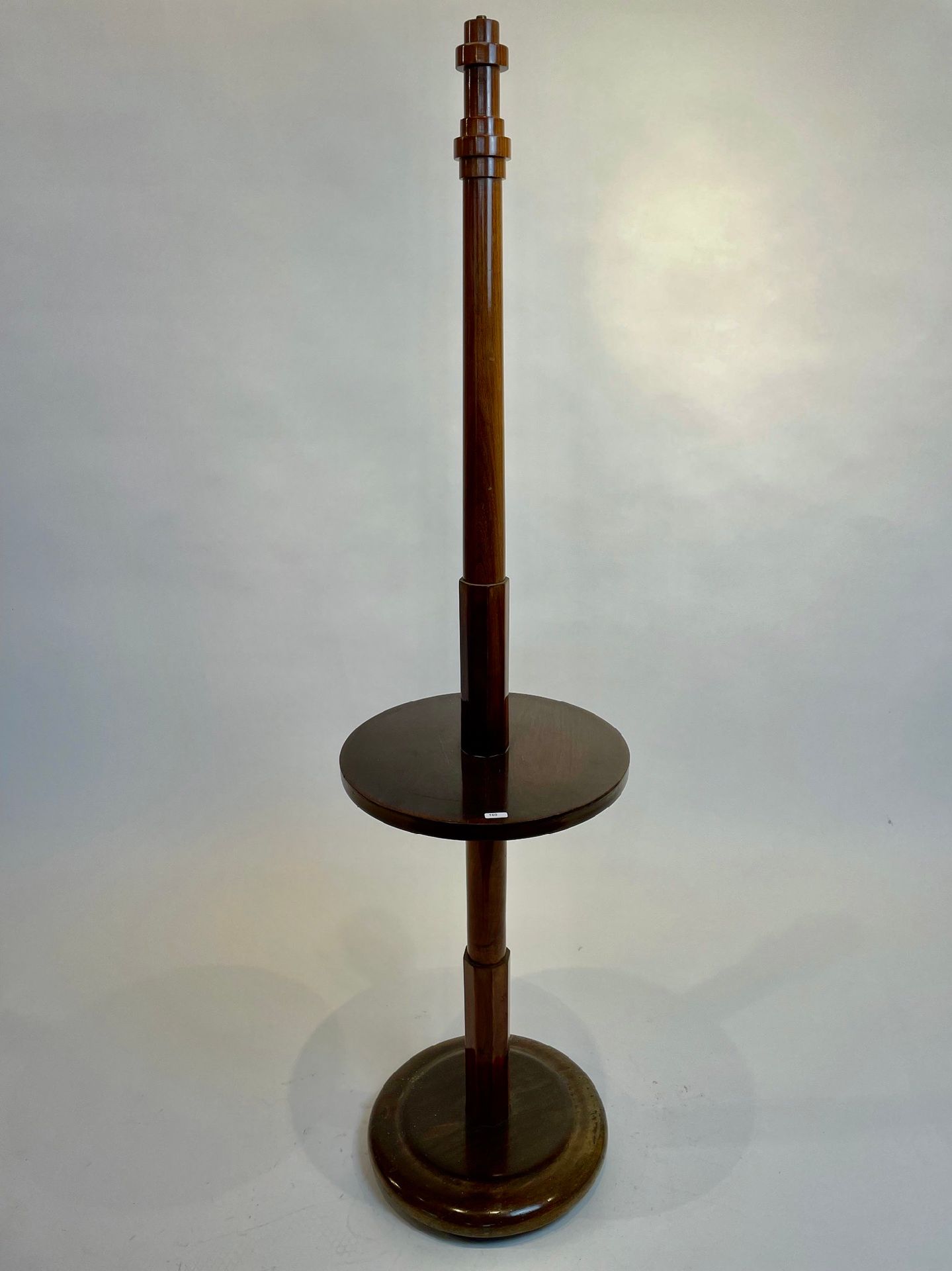 Null 一个装饰艺术风格的落地灯底座，约1930年，木质贴面，高。144厘米[要通电]。