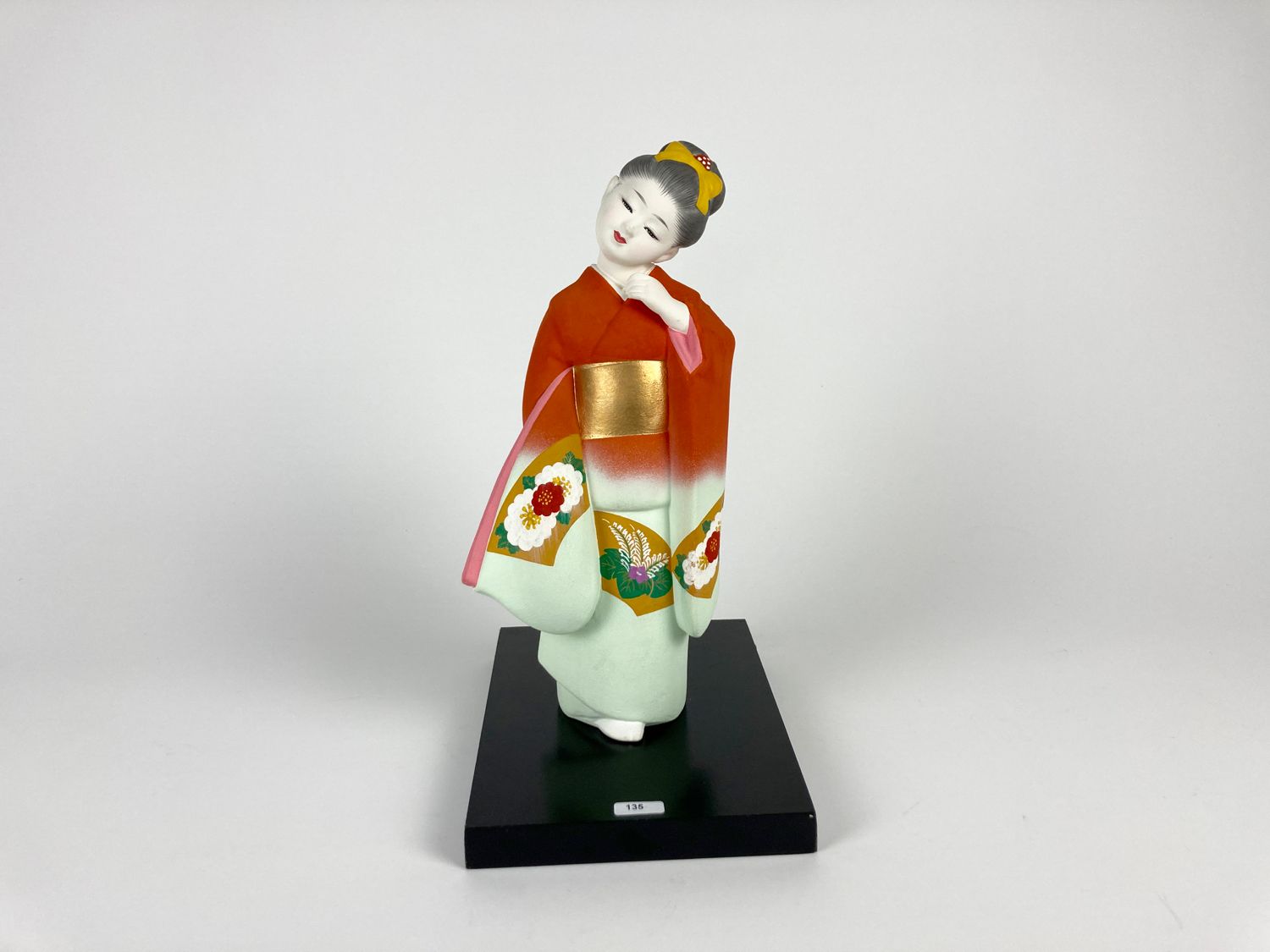 JAPON "年轻女孩"，20-21世纪，多色陶瓷宁洋，漆木底座，高。36厘米[轻微裂缝]。