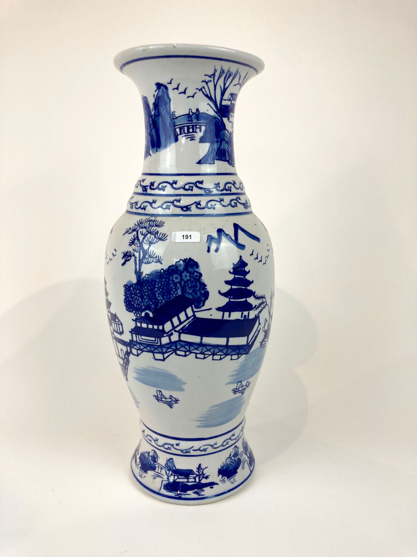 CHINE 蓝白相间的活泼湖景装饰花瓶，20世纪末，瓷器，高。44厘米。