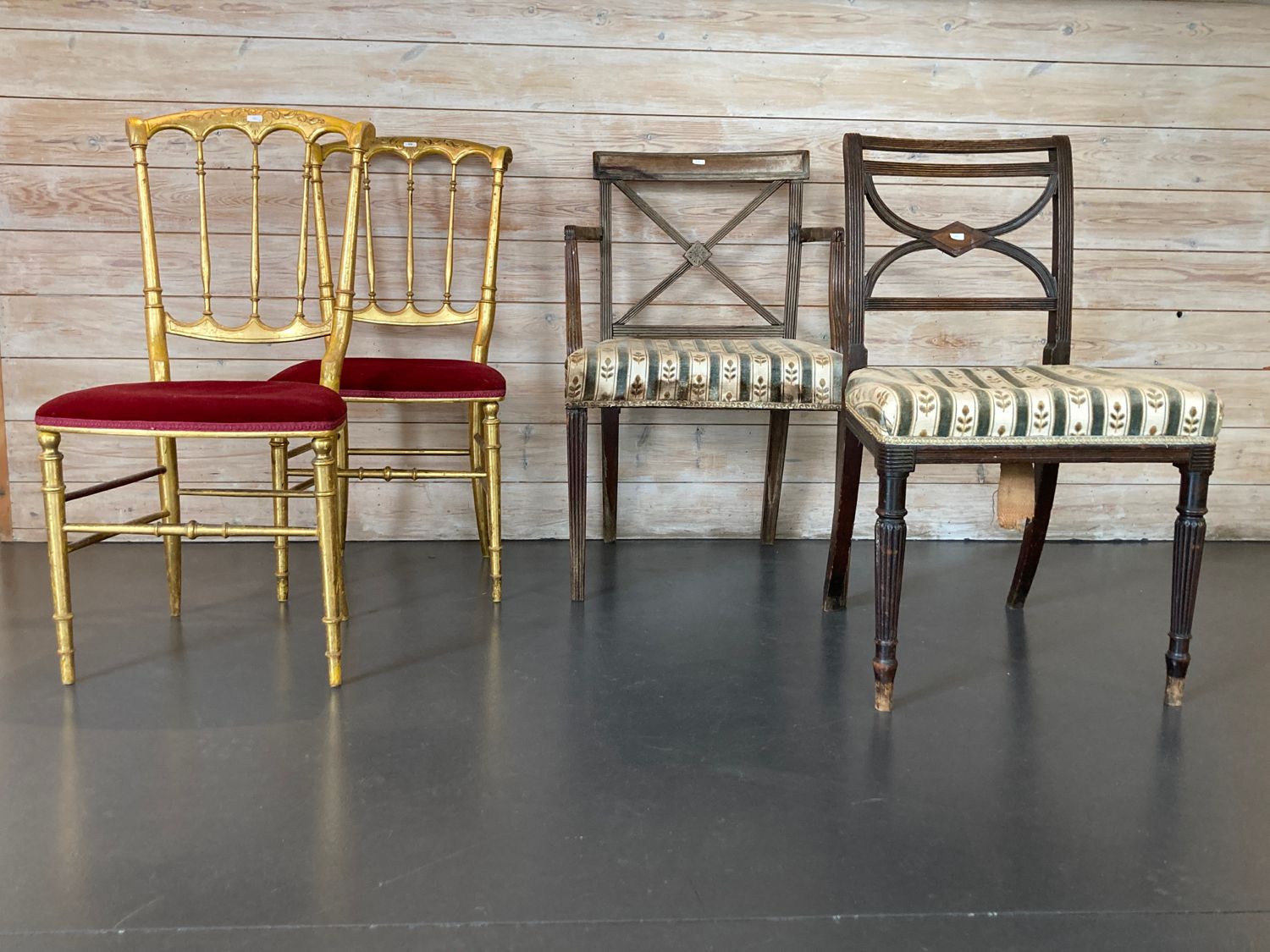 Null 一对拿破仑三世时期的音乐椅，19世纪末，镀金木，高86.5厘米[改建]；一把扶手椅和一对椅子[改建，事故，部件丢失和修复，其中一把椅子处于残缺状态]。
