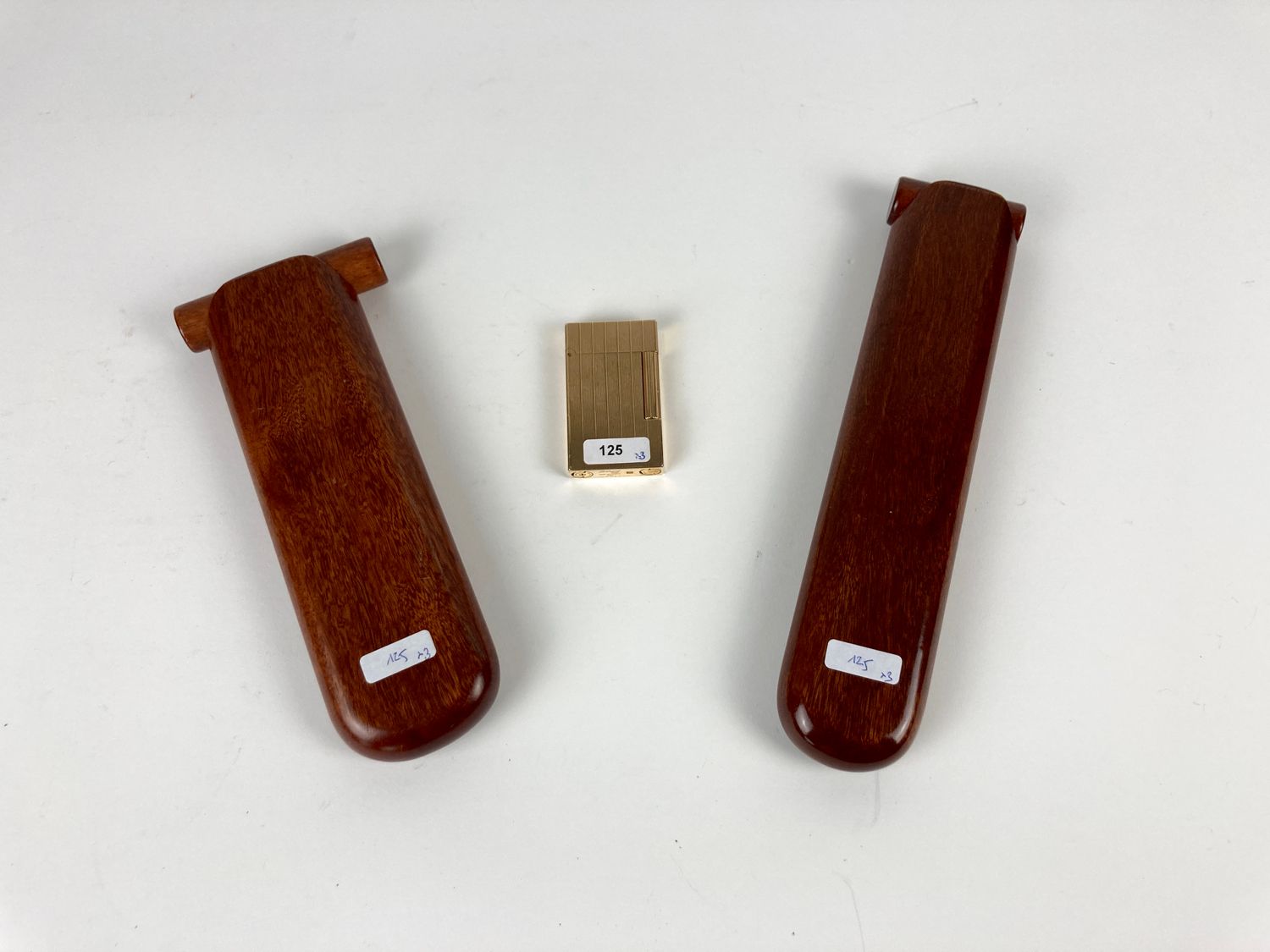 Dupont - Paris 镀金打火机，有印记，高6厘米[使用状况]；附有两个雪茄盒，长20厘米和23.5厘米。
