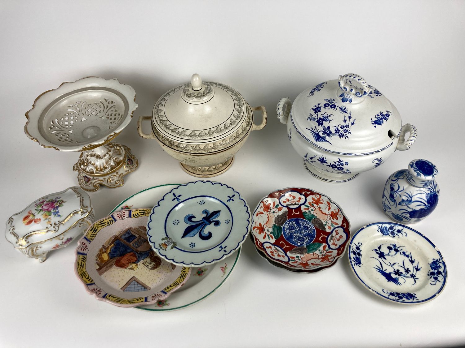 Null Varia de cerámicas (porcelana y loza): soperas, cuencos con pie, platos, fu&hellip;