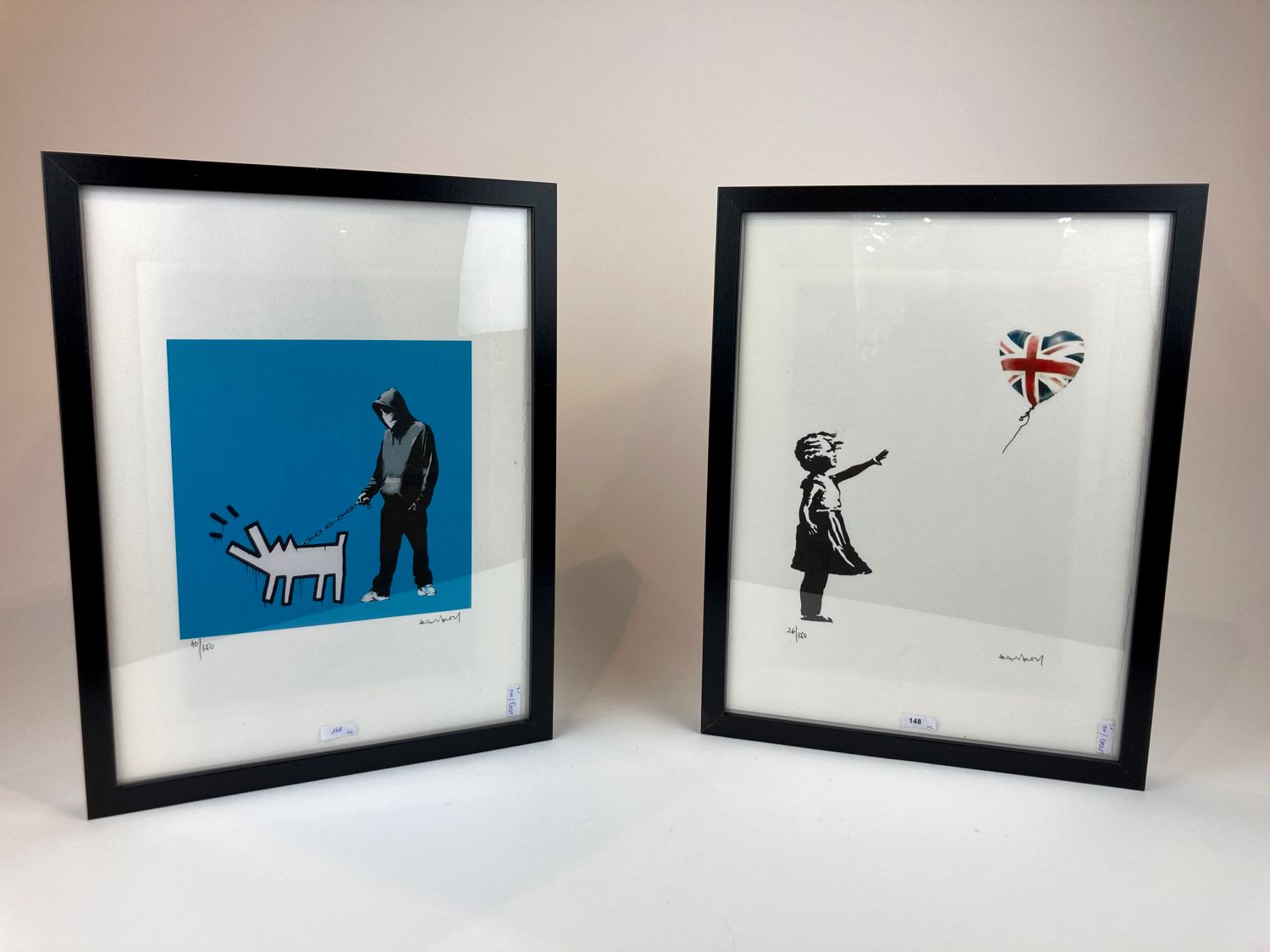 BANKSY (1974-) [d'après] "英国选举纪念品 "和 "选择你的武器（绿松石）"，21日，两幅复制品，左下方注明[26/150和10/150&hellip;