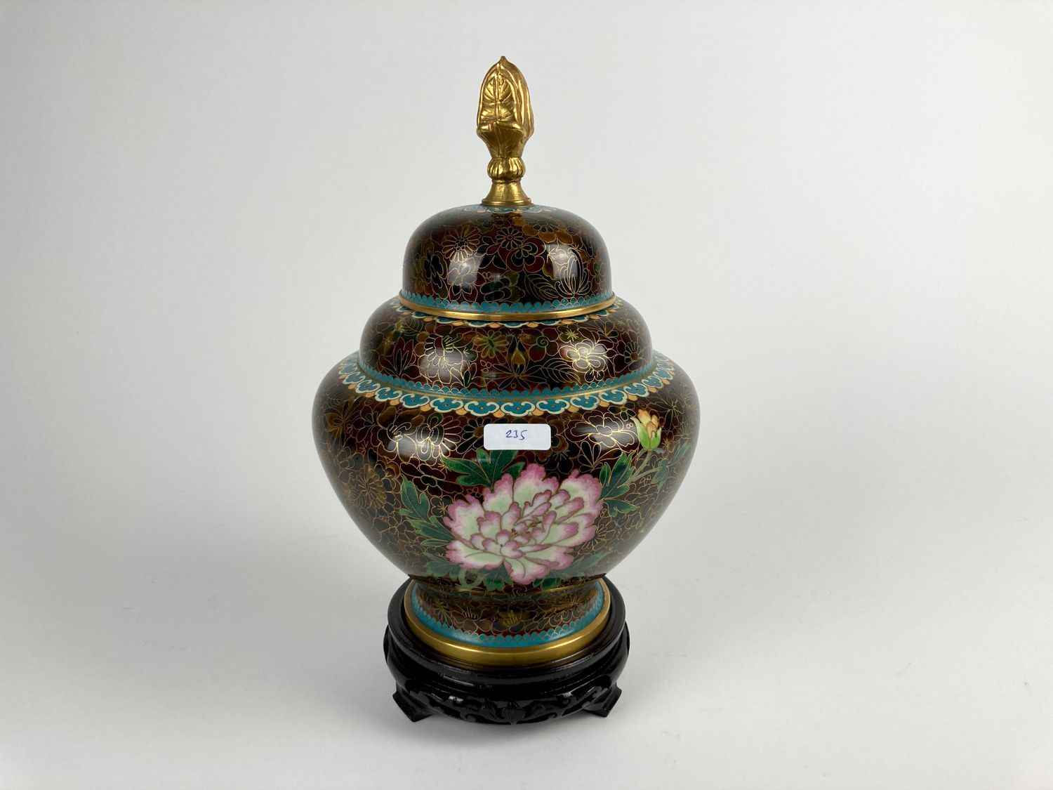 CHINE Vase couvert à décor floral polychrome en émaux cloisonnés, fin XXe-XXIe, &hellip;