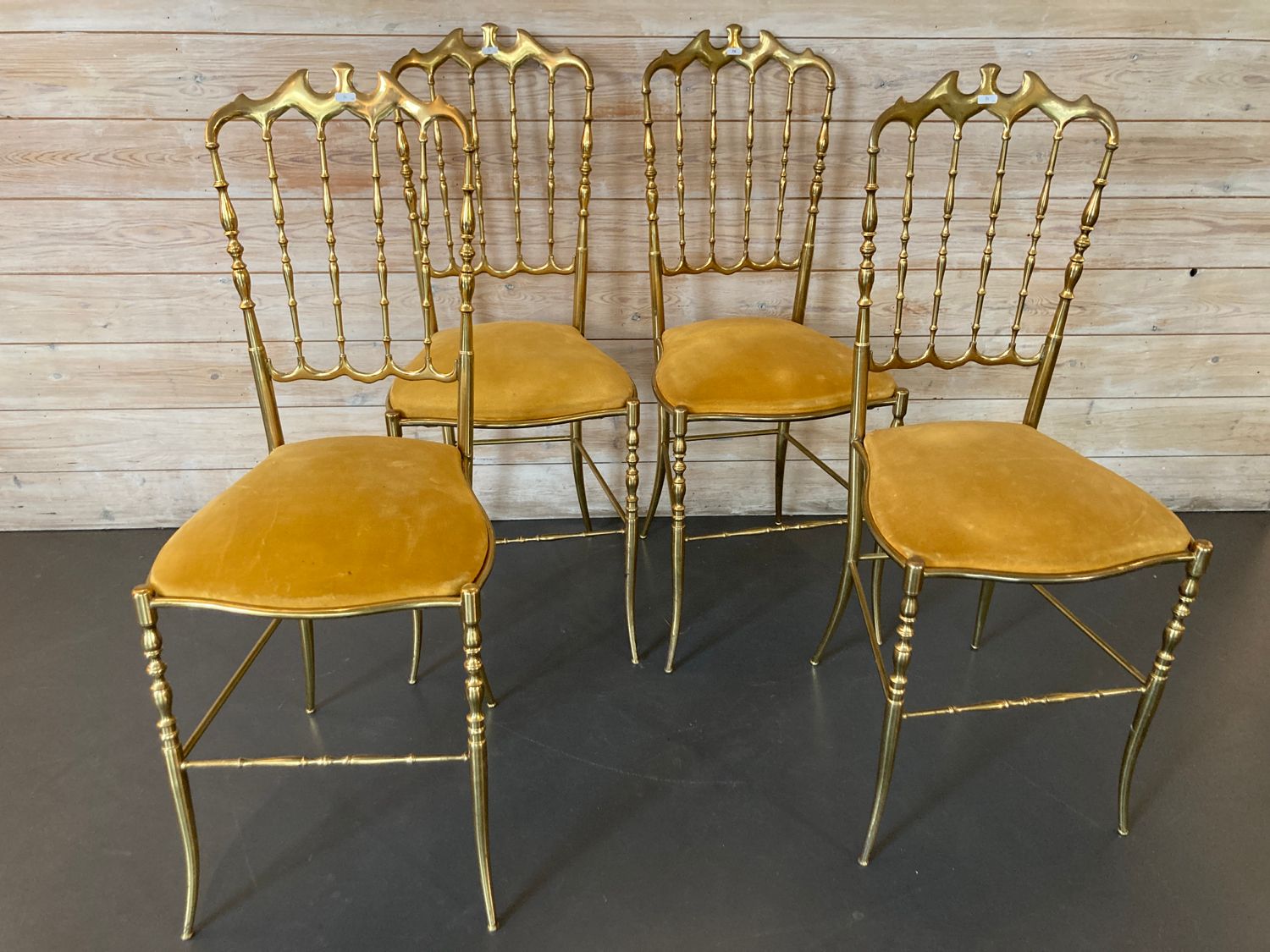 Null Conjunto de cuatro sillas chiavari con armazón, siglo XX, latón, h. 95 cm [&hellip;