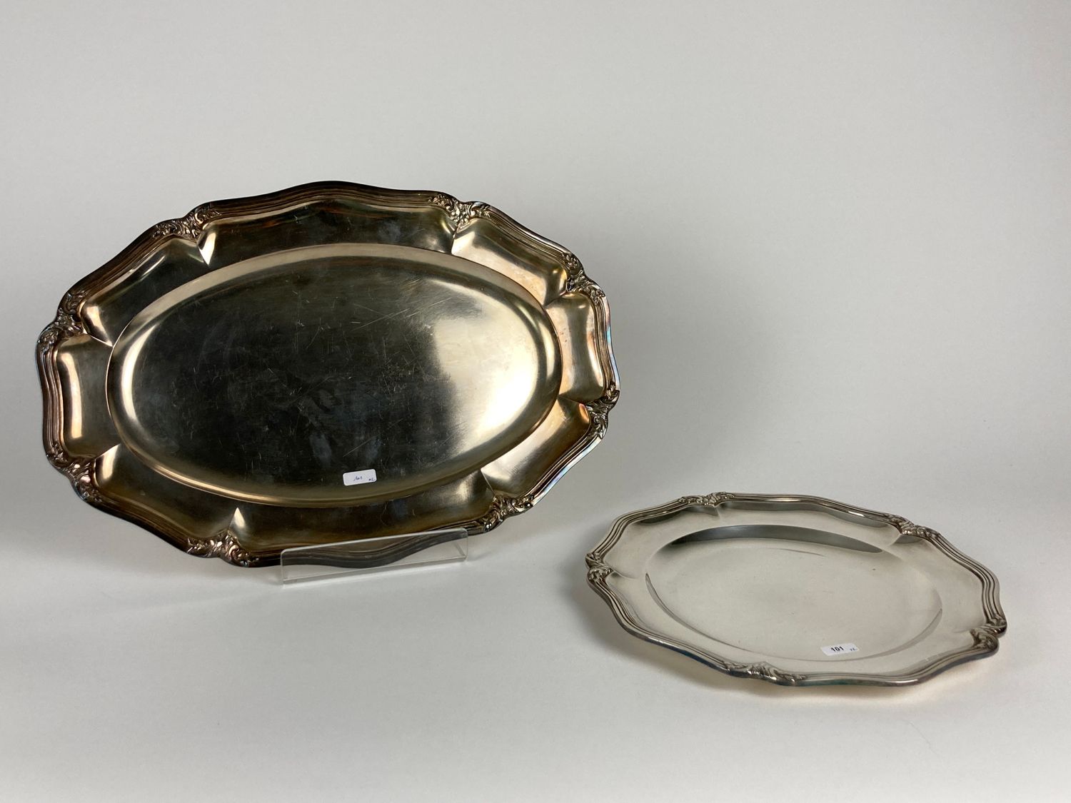 Null 一对带叶扣的圆形和椭圆形盘子，20世纪，镀银，有标记，长30厘米，宽44厘米。