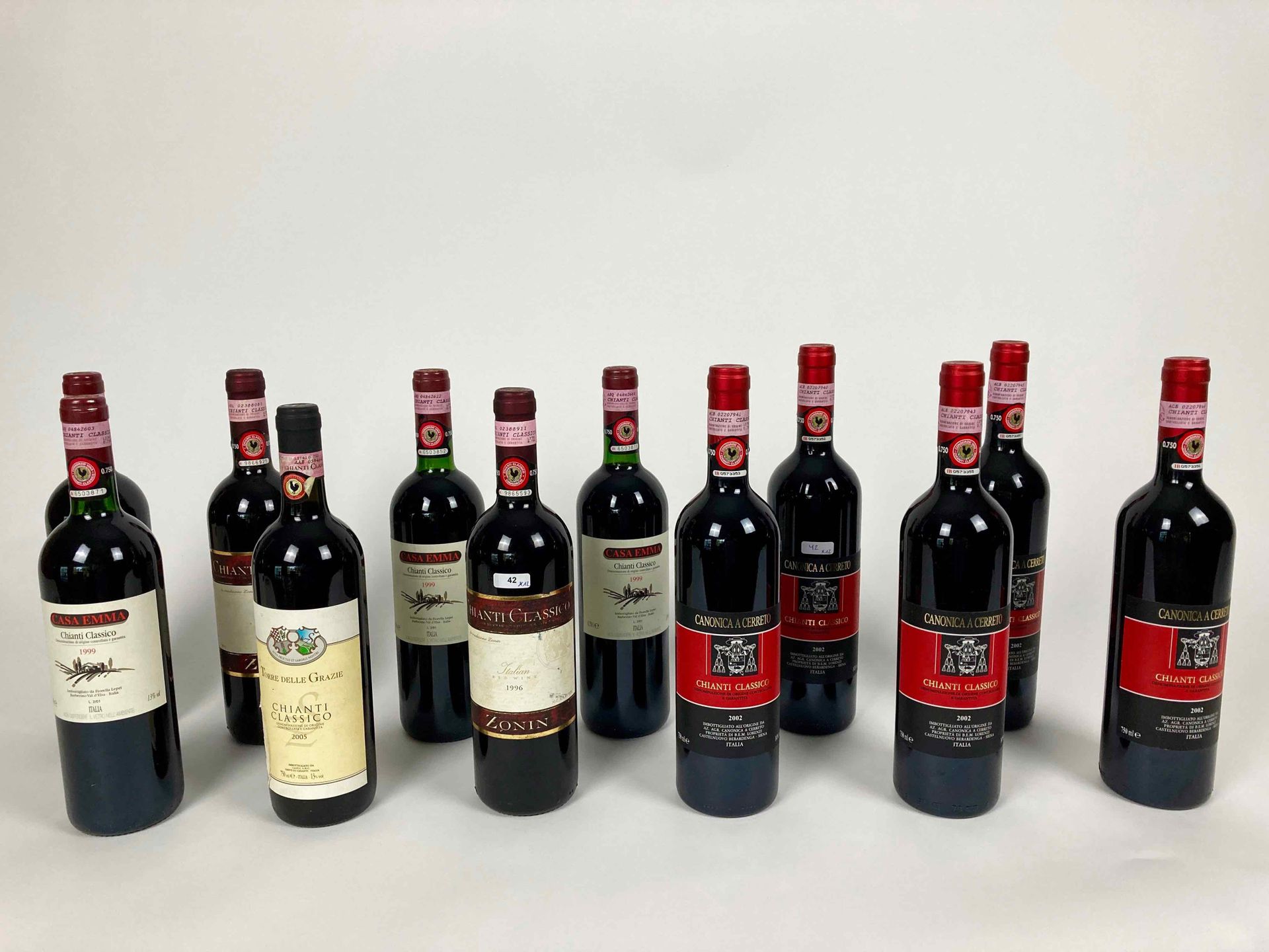 ITALIE Lot of twelve bottles (red):

- Zonin 1996, two bottles [bottom neck, fad&hellip;