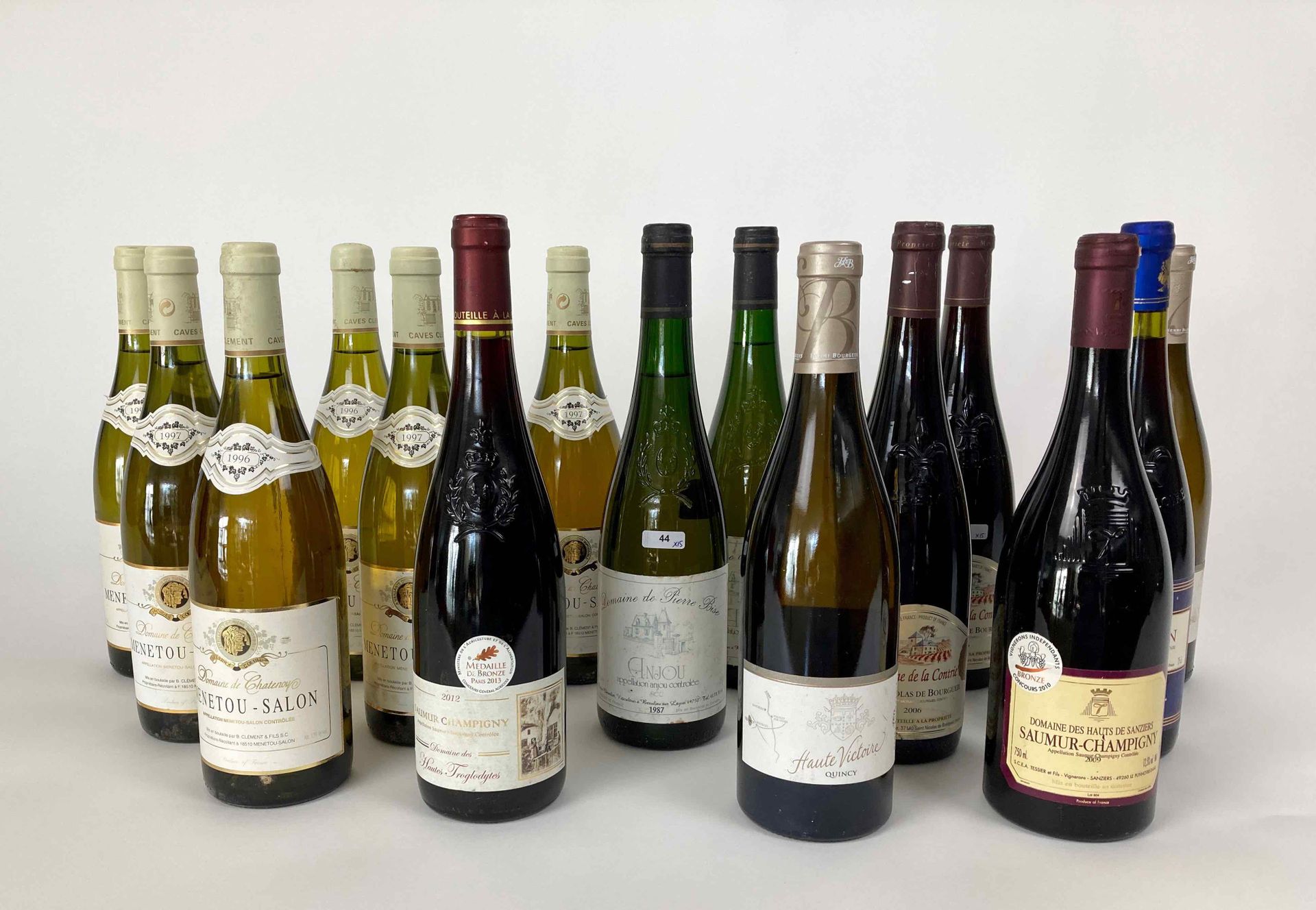 LOIRE Lote de quince botellas:

- (ANJOU), Domaine de Pierre Bise 1987 (blanco),&hellip;