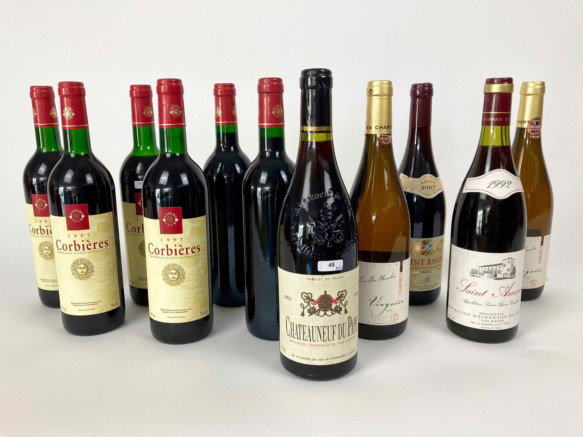 France Lot de onze bouteilles :

- RHÔNE (CHÂTEAUNEUF-DU-PAPE), Jean de Cherrièr&hellip;