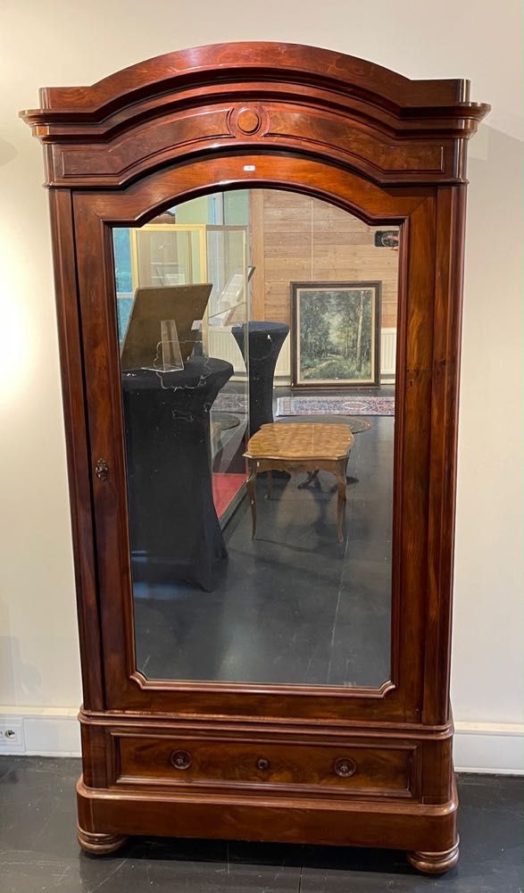 Null 一个路易-菲利普时期的镜柜，开有一片叶子和一个抽屉，19世纪中期，木头和桃花心木贴面，217x110x51厘米。